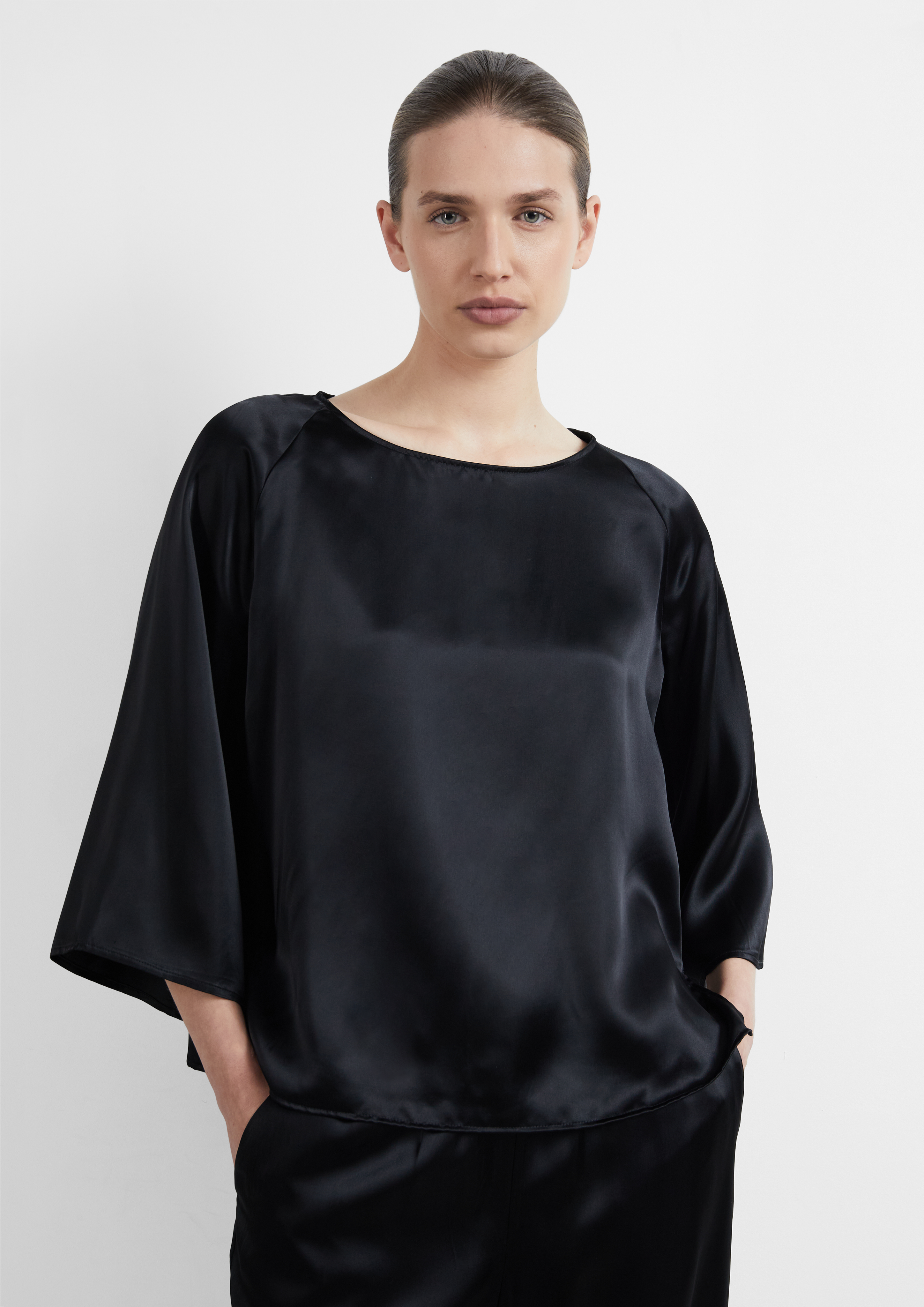 Satin-Bluse mit Raglanärmeln und seitlichem Schlitz in Farbe schwarz von COMMA