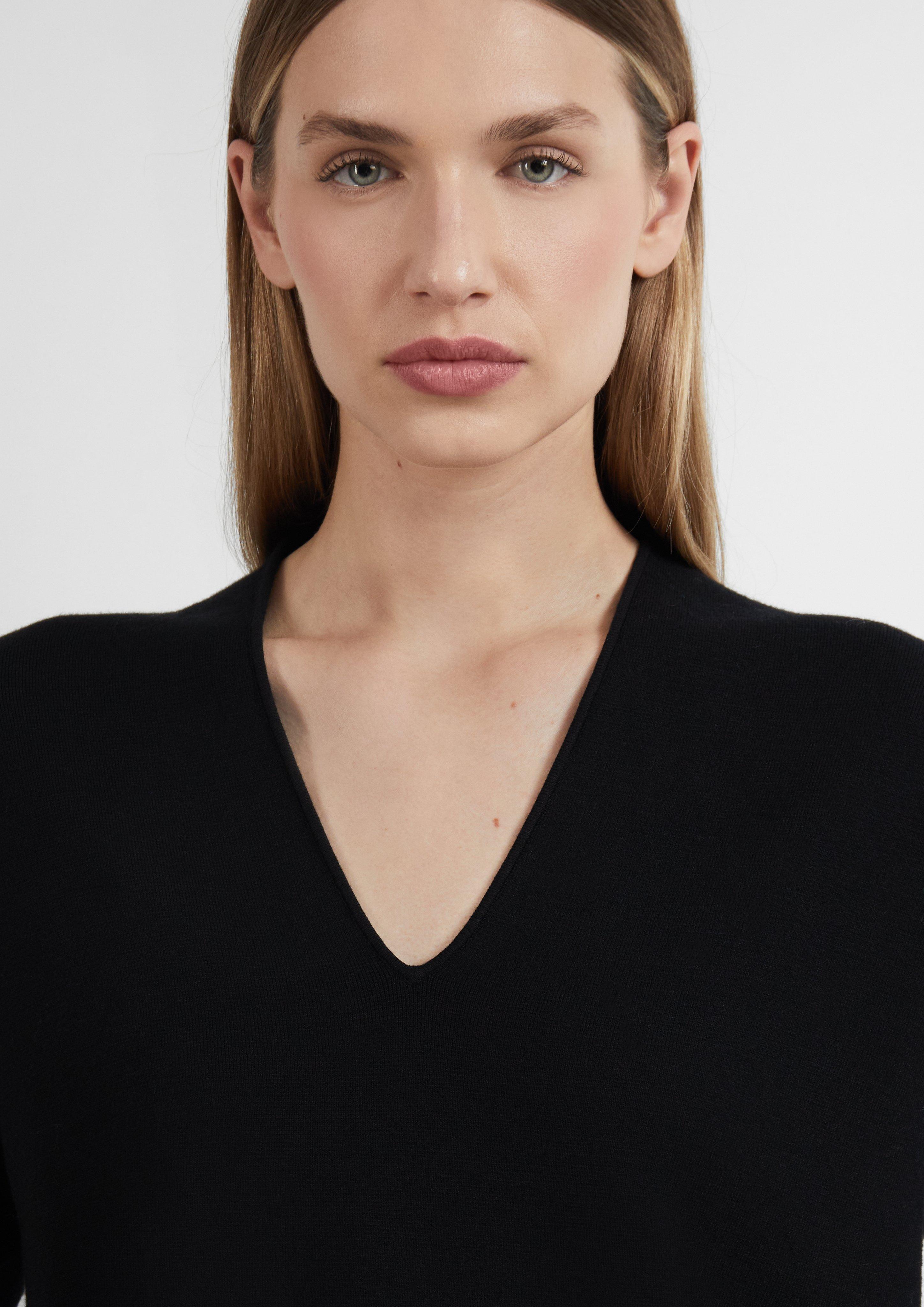 Feinstrick-Pullover mit V-Ausschnitt und Relaxed Fit in schwarz von COMMA