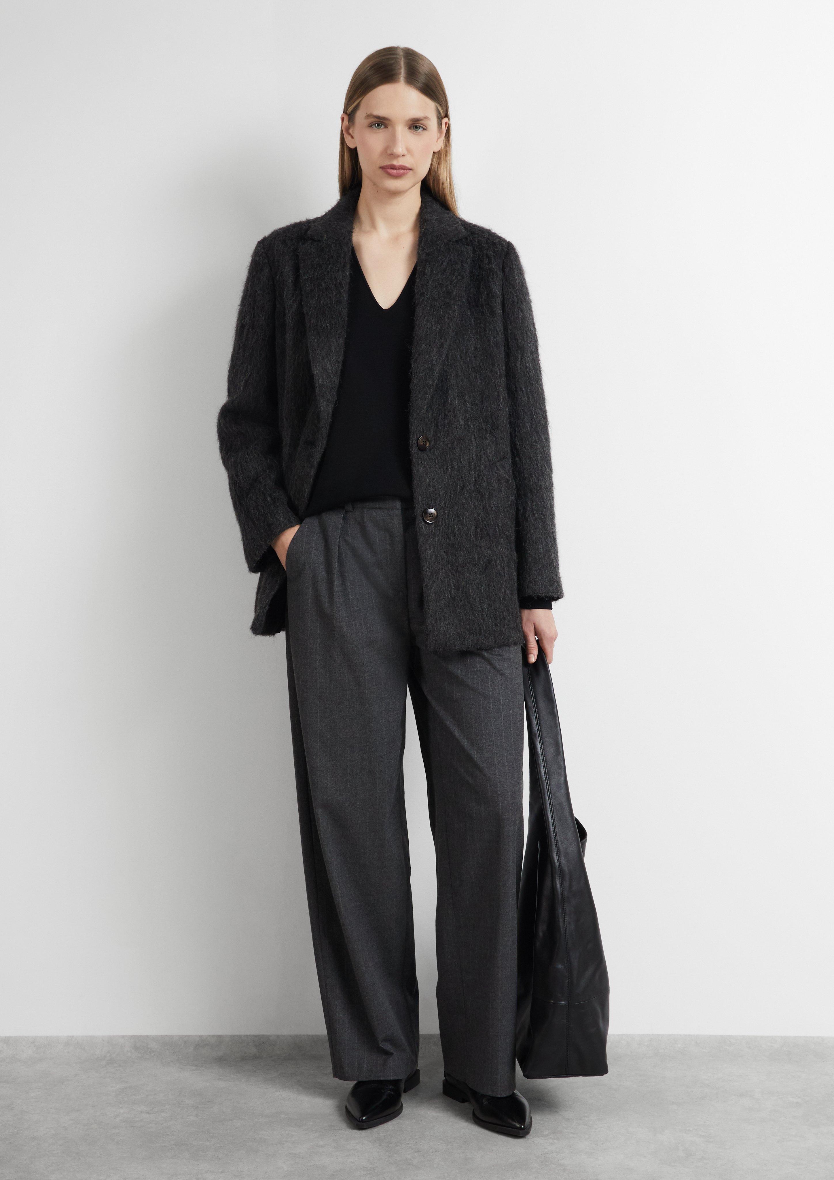 Feinstrick-Pullover mit V-Ausschnitt und Relaxed Fit in schwarz von COMMA