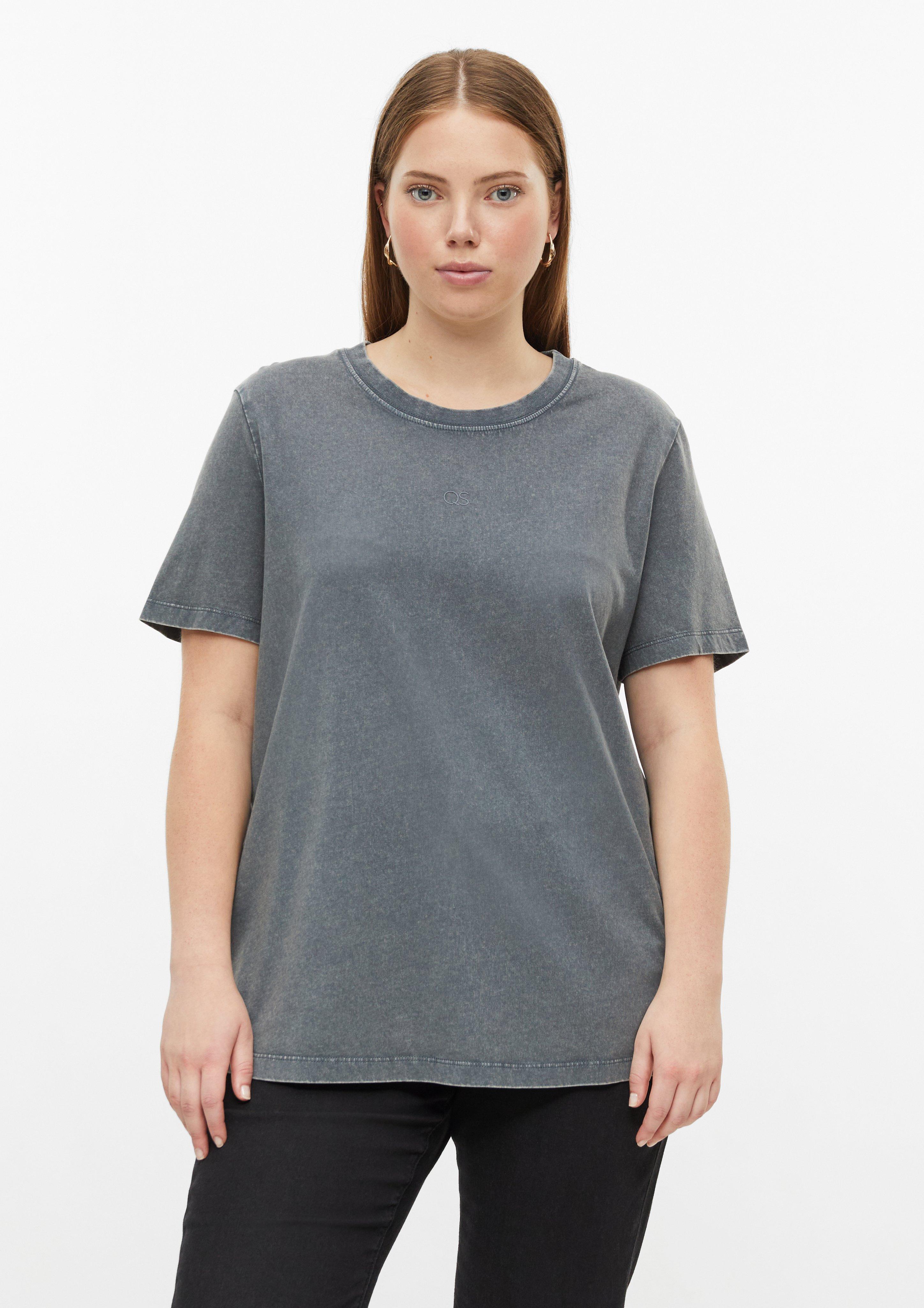 T-shirt en coton délavé avec un petit logo imprimé en gris foncé de QS CURVE