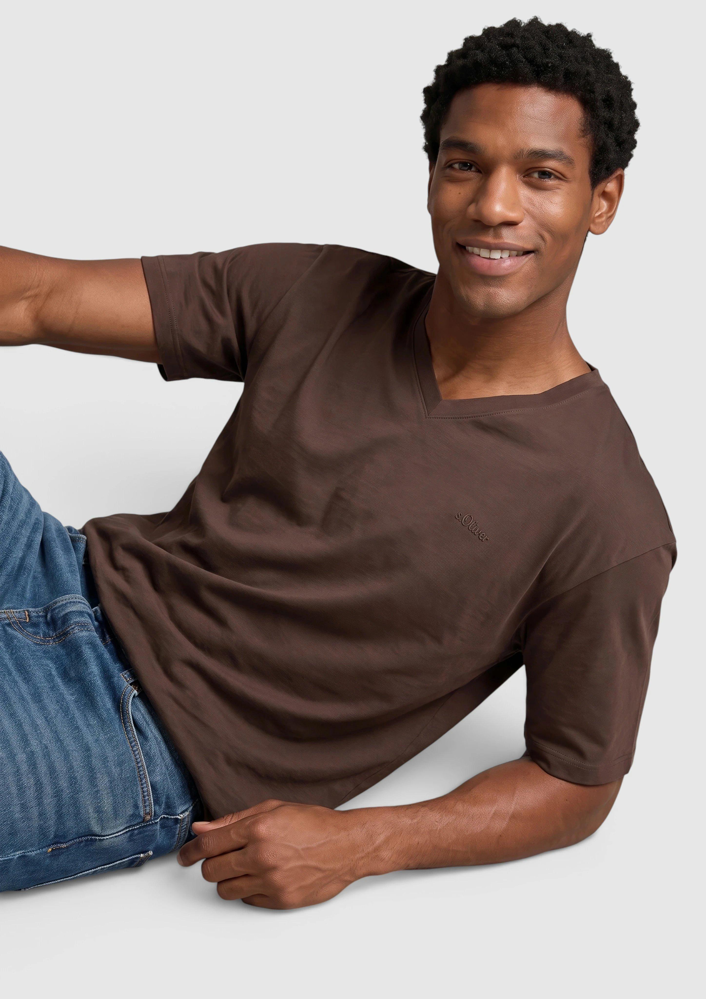 Baumwoll-T-Shirt mit V-Neck und Logo-Print in Farbe dunkelbraun von s.Oliver Men Tall Sizes