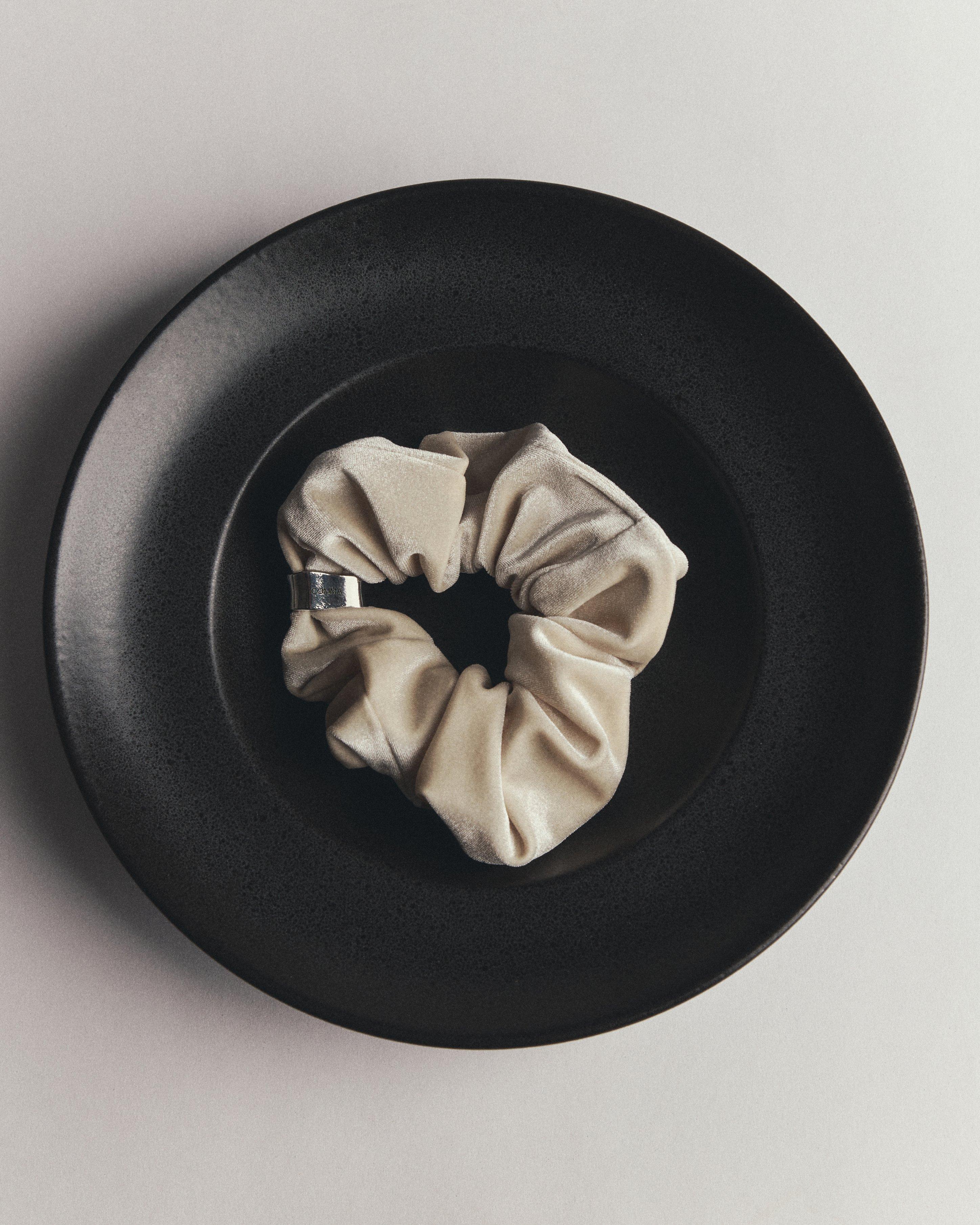 Samt-Scrunchies mit Schmuckdetail in Farbe helles beige von COMMA