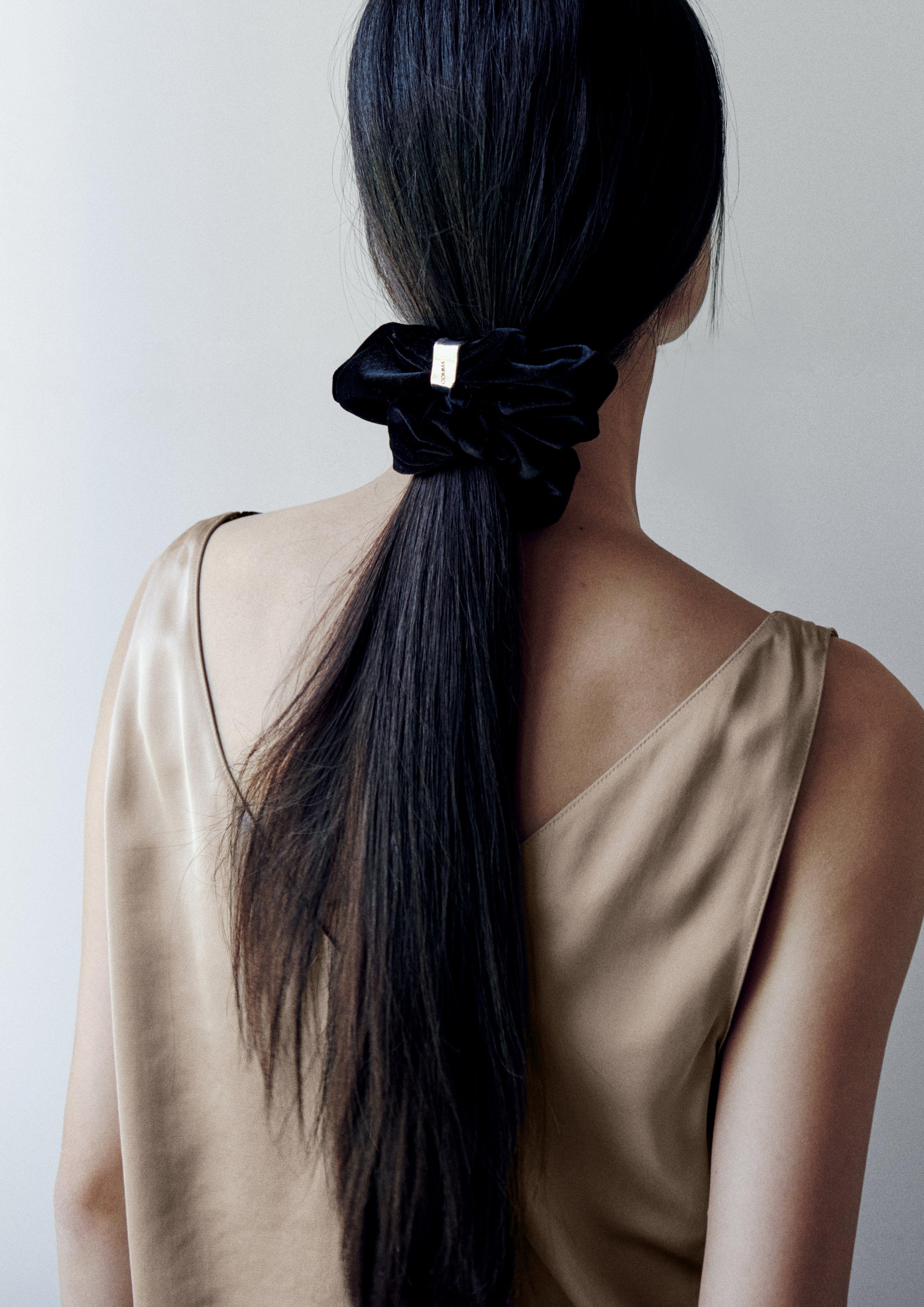 Samt-Scrunchies mit Schmuckdetail in Farbe schwarz von COMMA