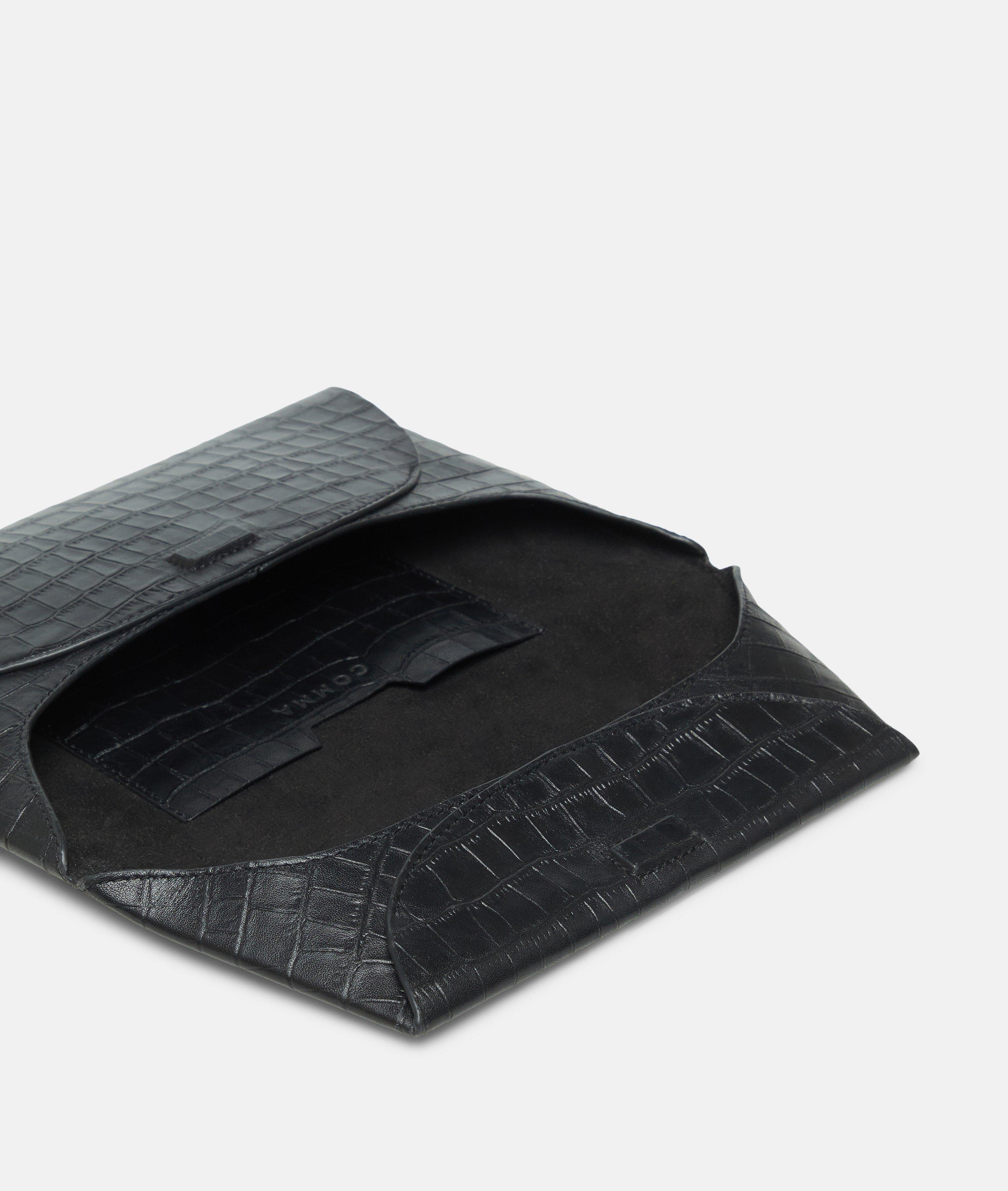 Femmes Sac enveloppe en cuir à motif croco en noir de COMMA
