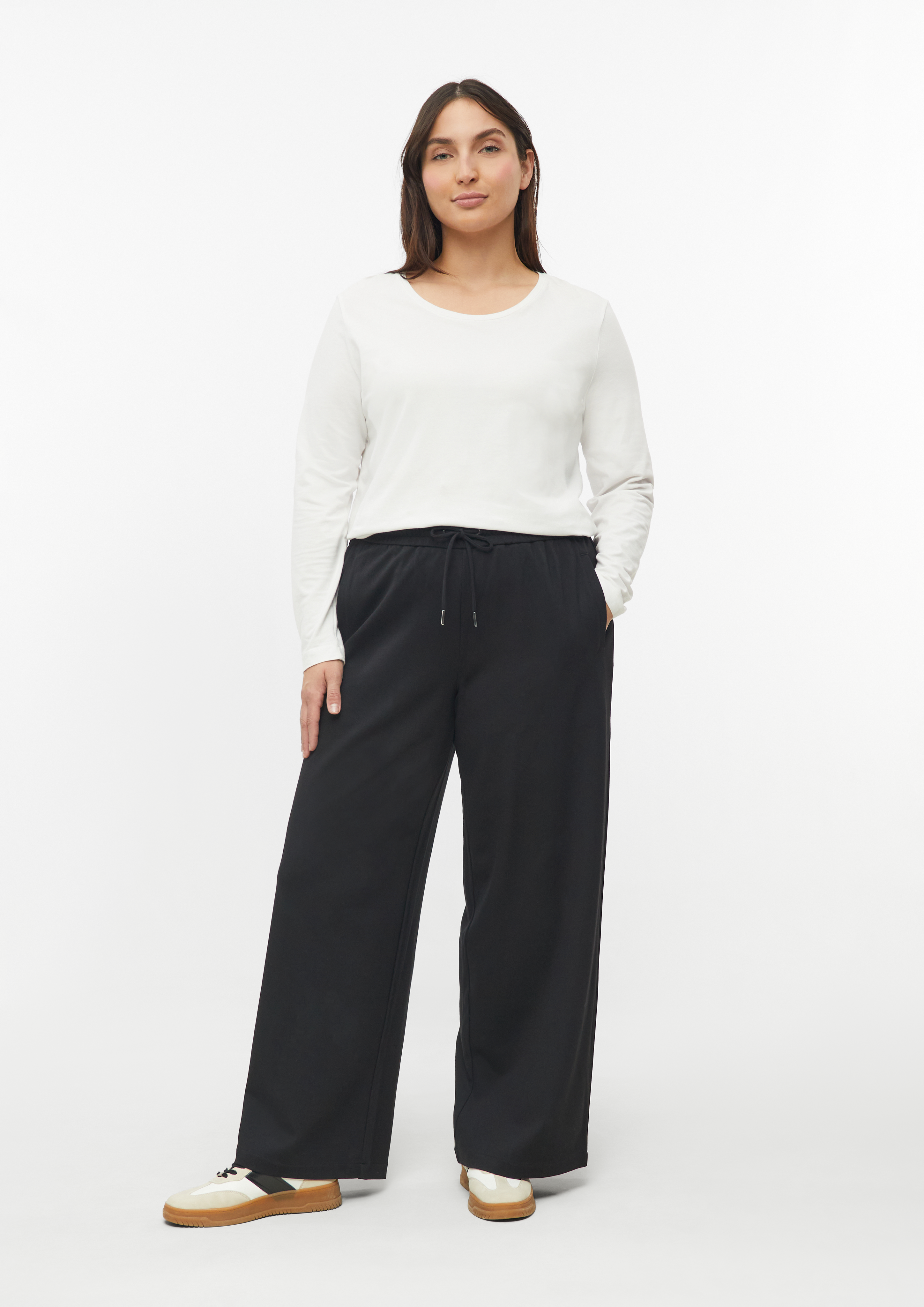 Pantalon fluide à jambes larges et taille élastiquée en noir de s.Oliver CURVE