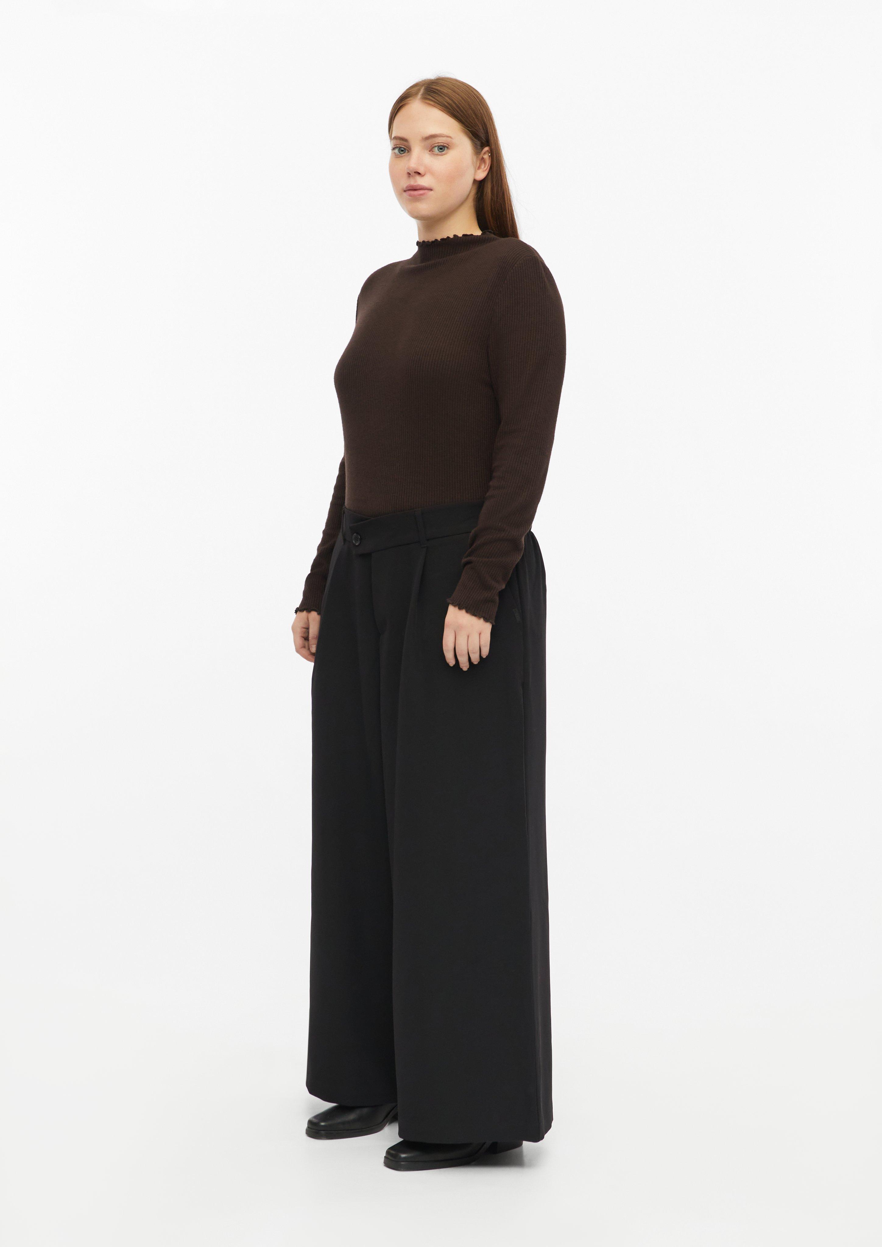 Dames Broek met wijde pijpen en een schuine tailleband in zwart van QS CURVE