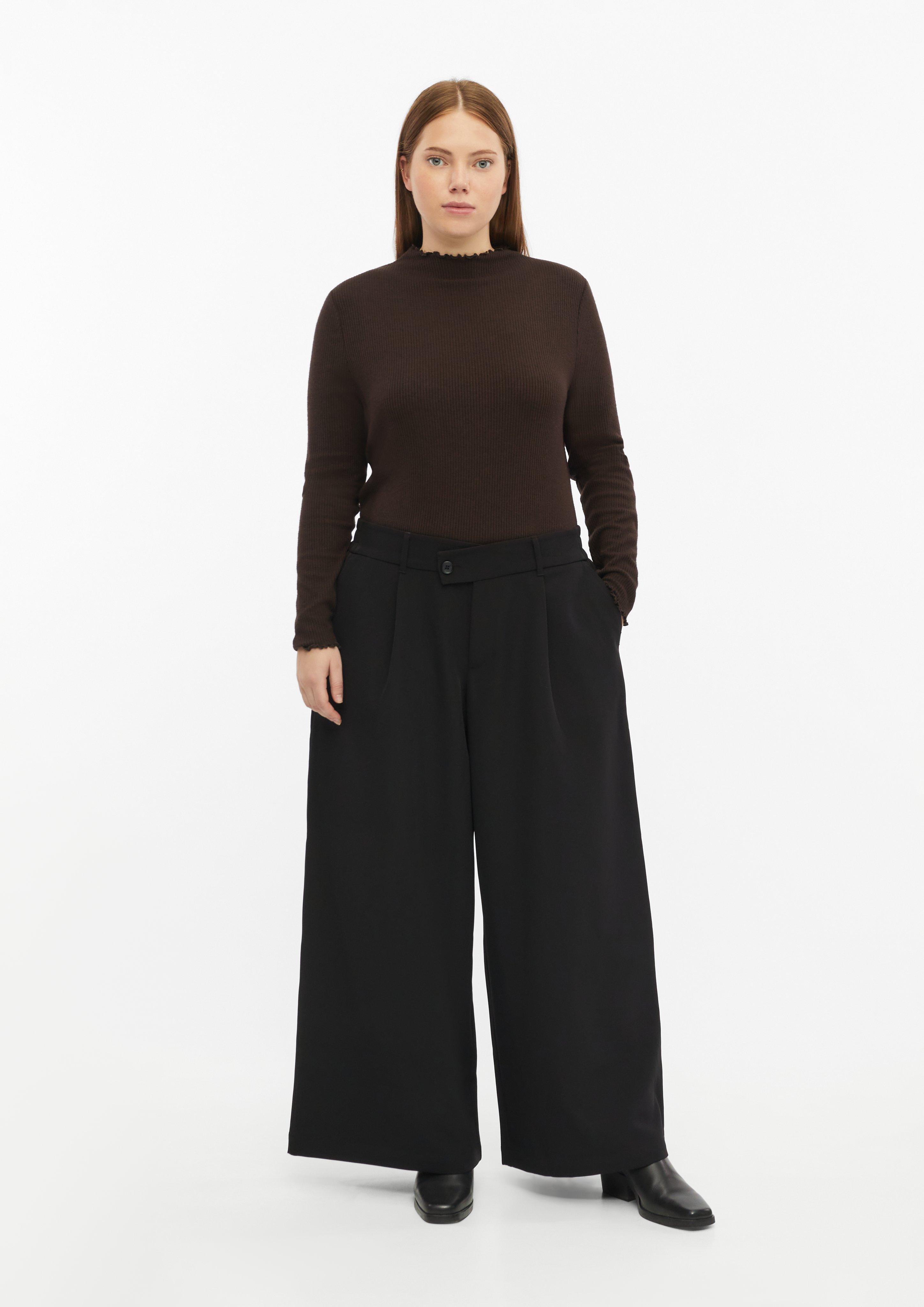 Pantalon à jambes larges et ceinture en biais en noir de QS CURVE