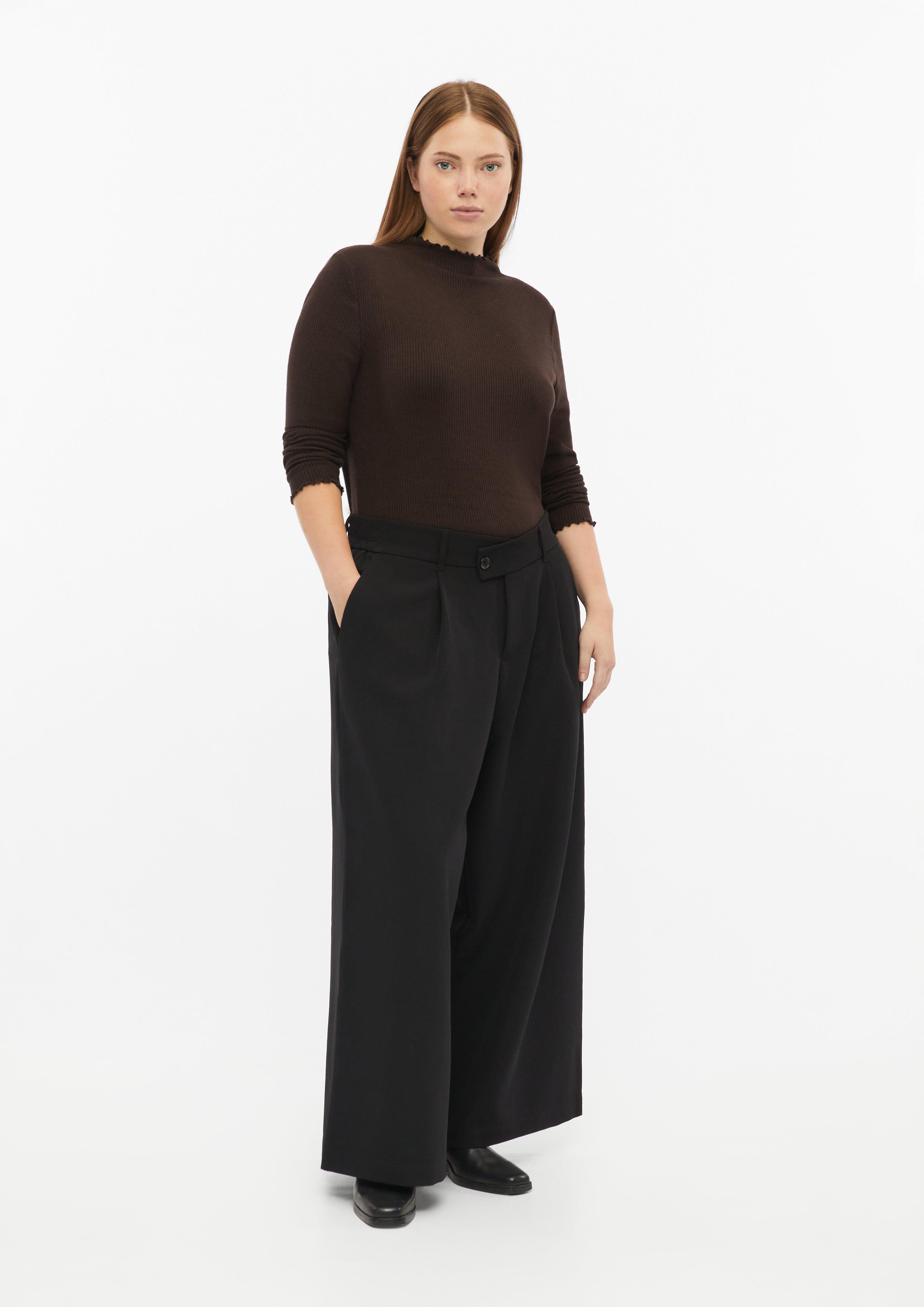 Dames Broek met wijde pijpen en een schuine tailleband in zwart van QS CURVE