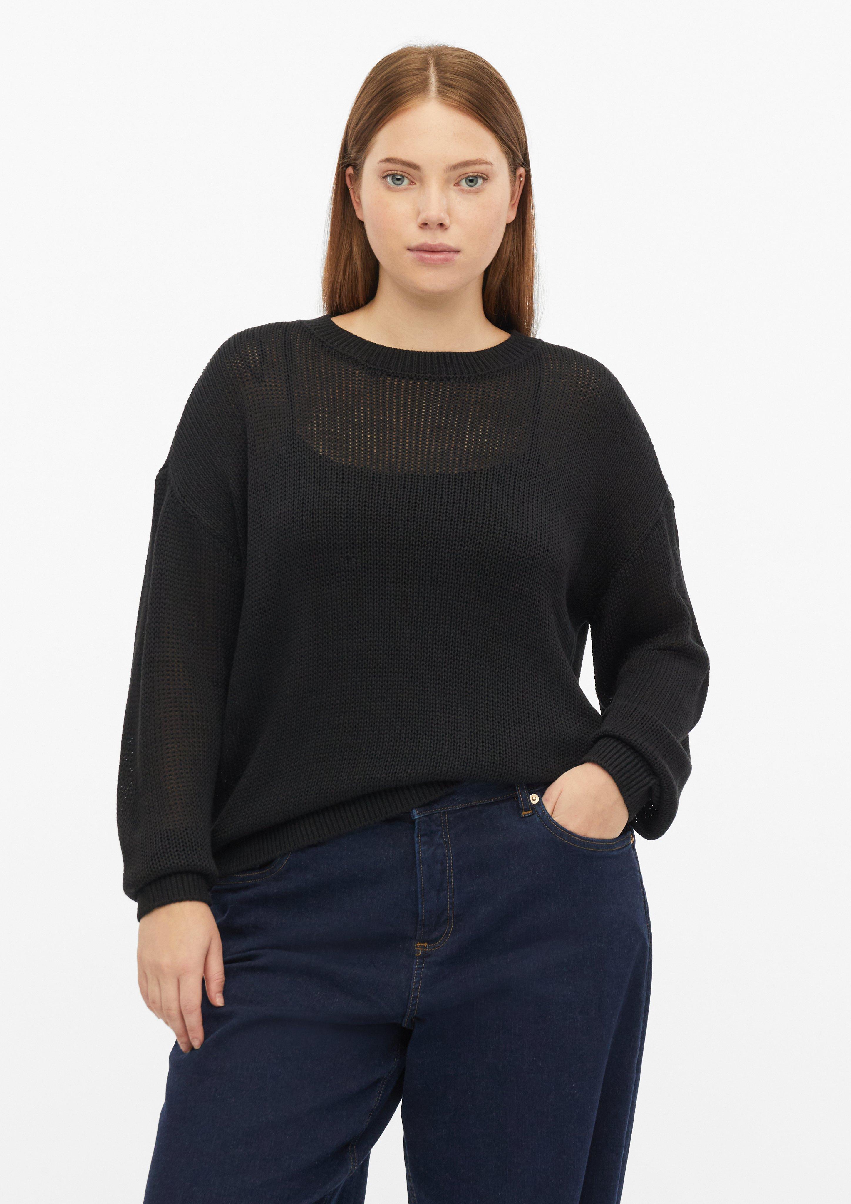 Pull à épaules tombantes en noir de QS CURVE