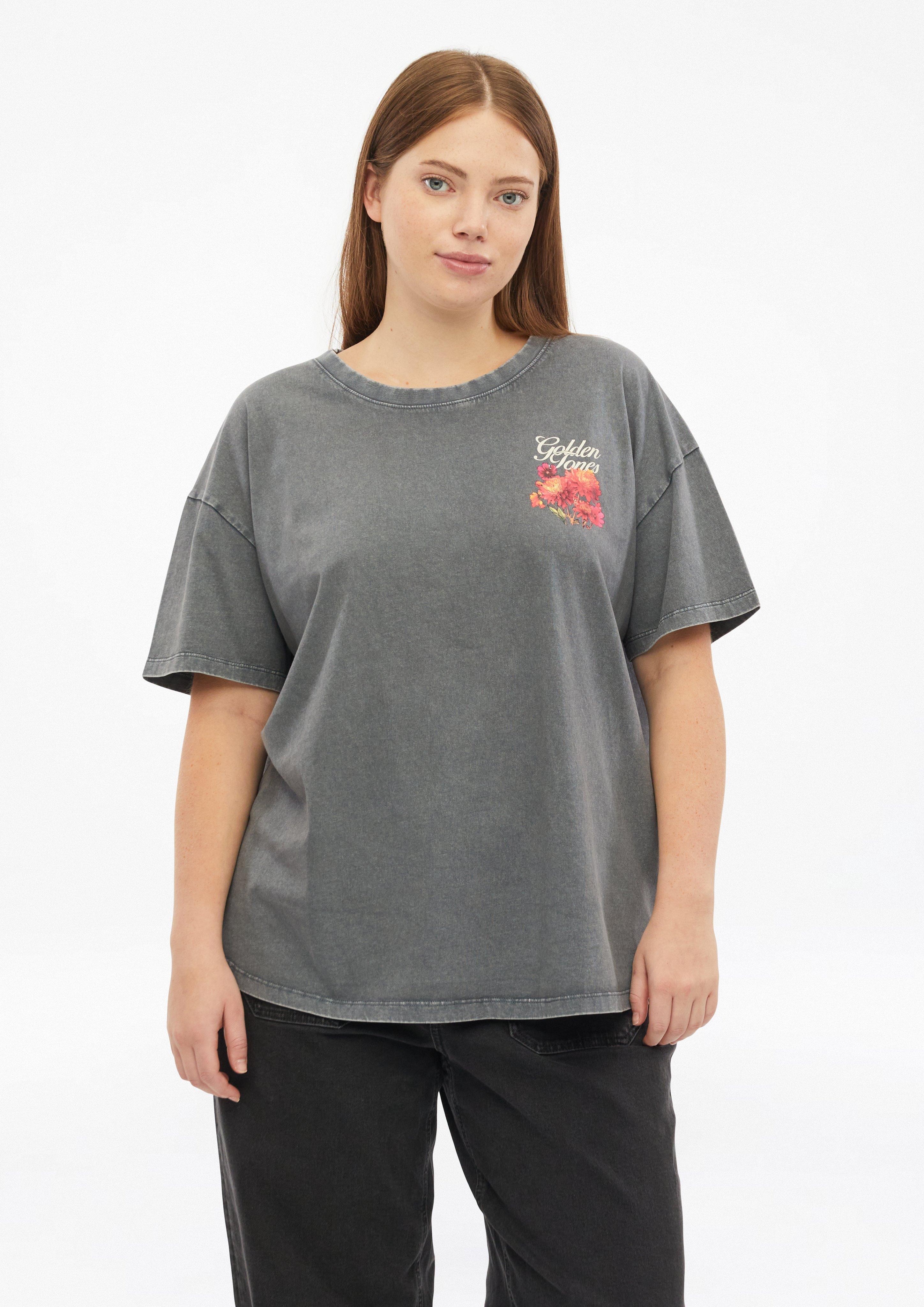 T-shirt délavé avec un grand imprimé dans le dos en gris foncé de QS CURVE
