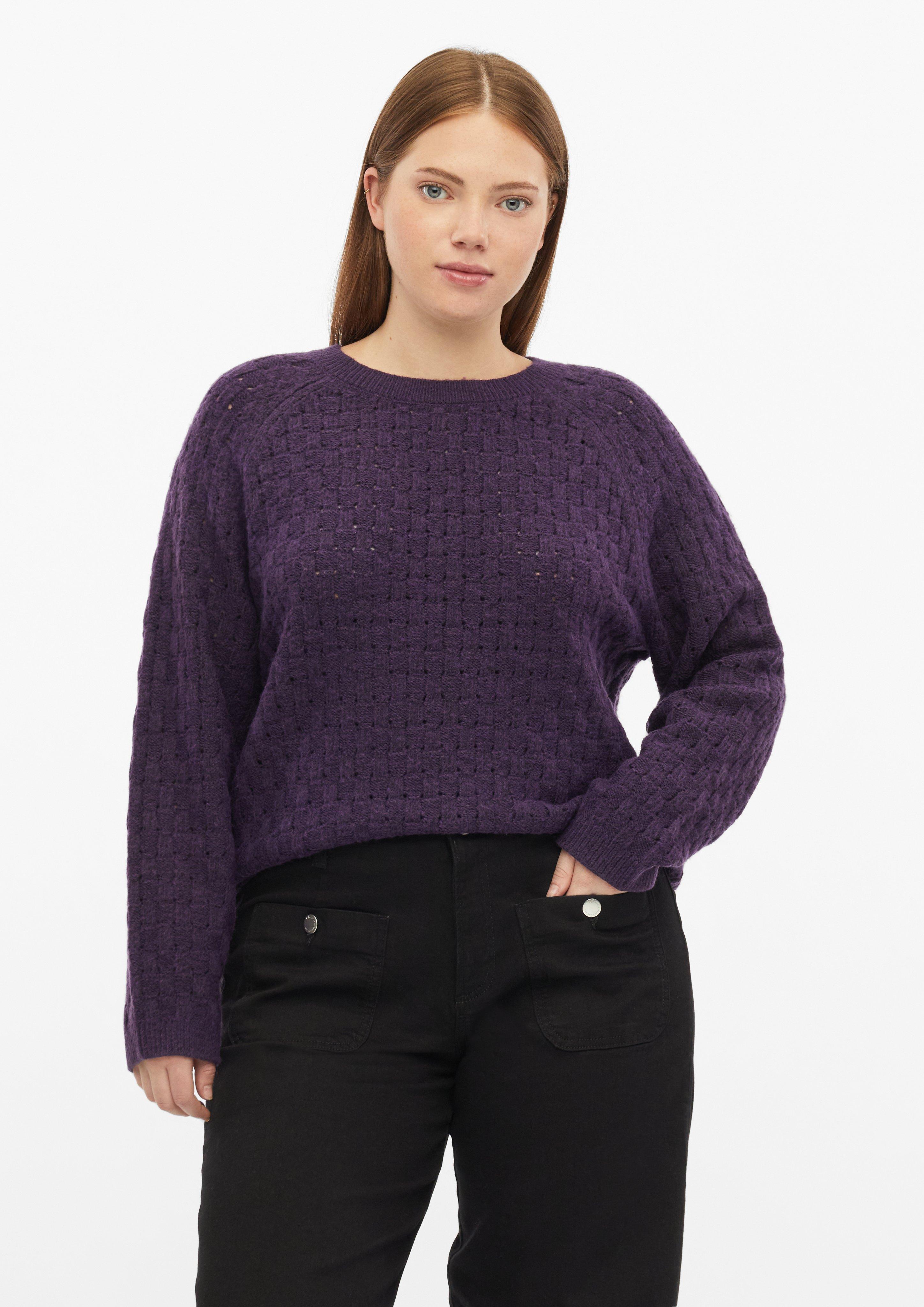 Pull doux au motif texturé en aubergine de QS CURVE