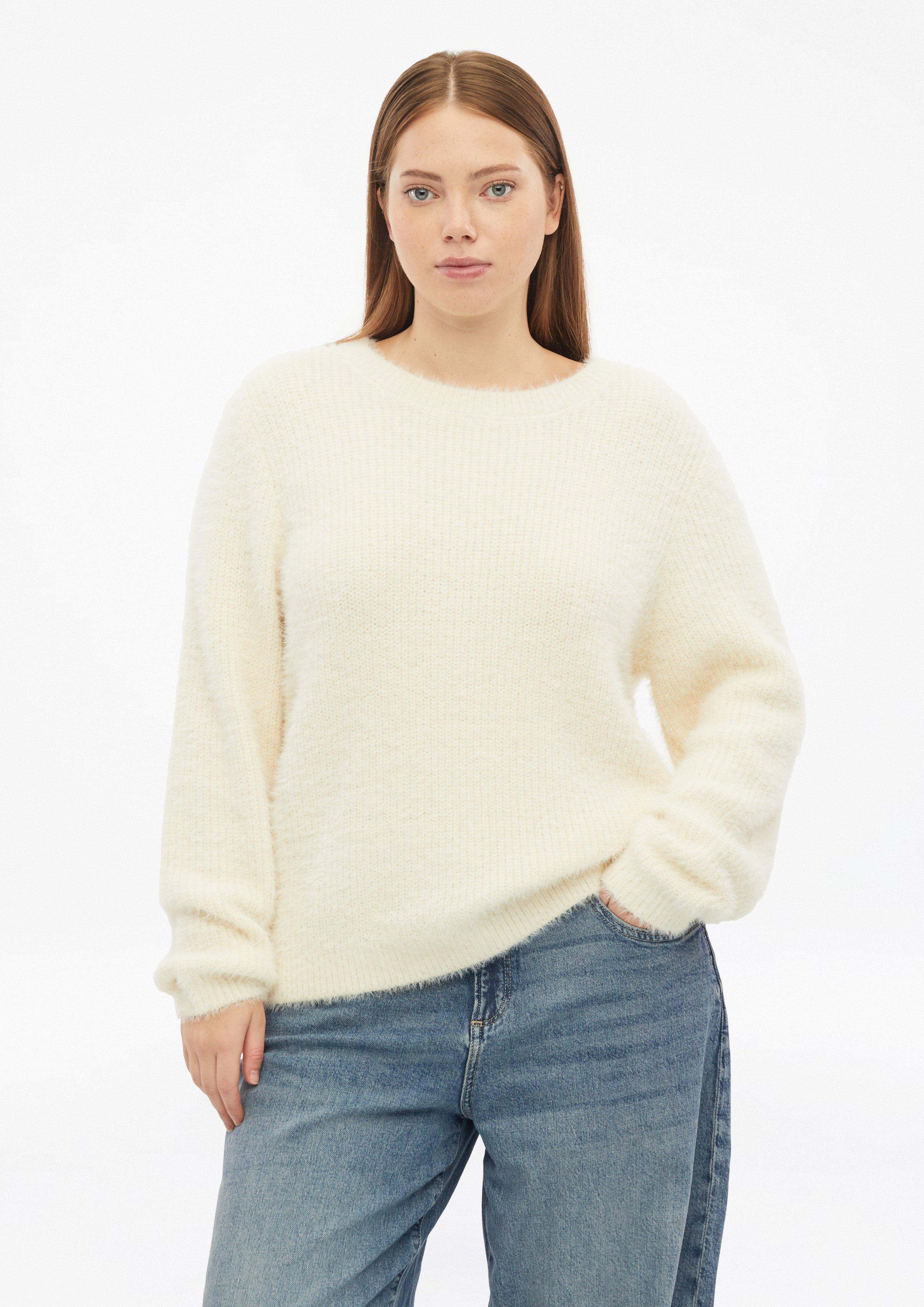 Pull douillet à col rond en beige clair de QS CURVE