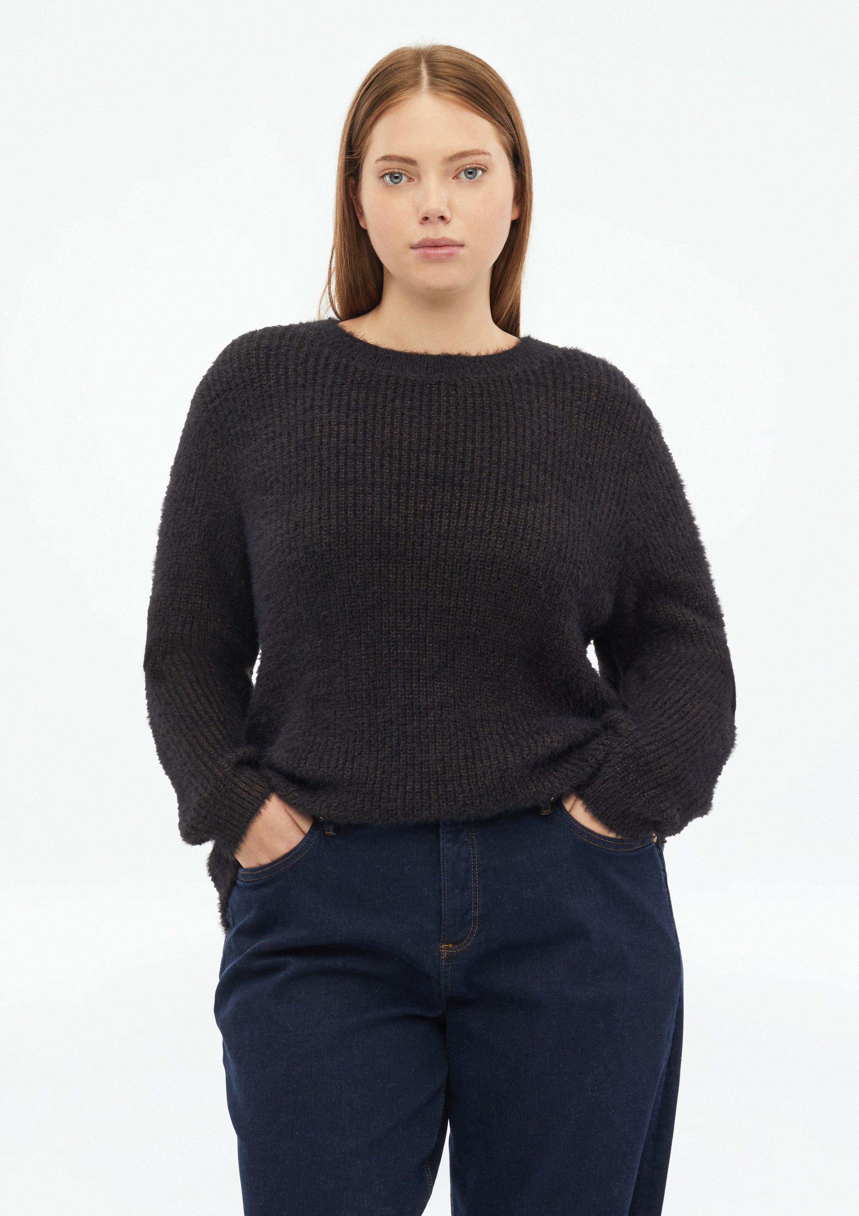 Flauschiger Pullover mit Rundhalsausschnitt in Farbe dunkelbraun von QS CURVE