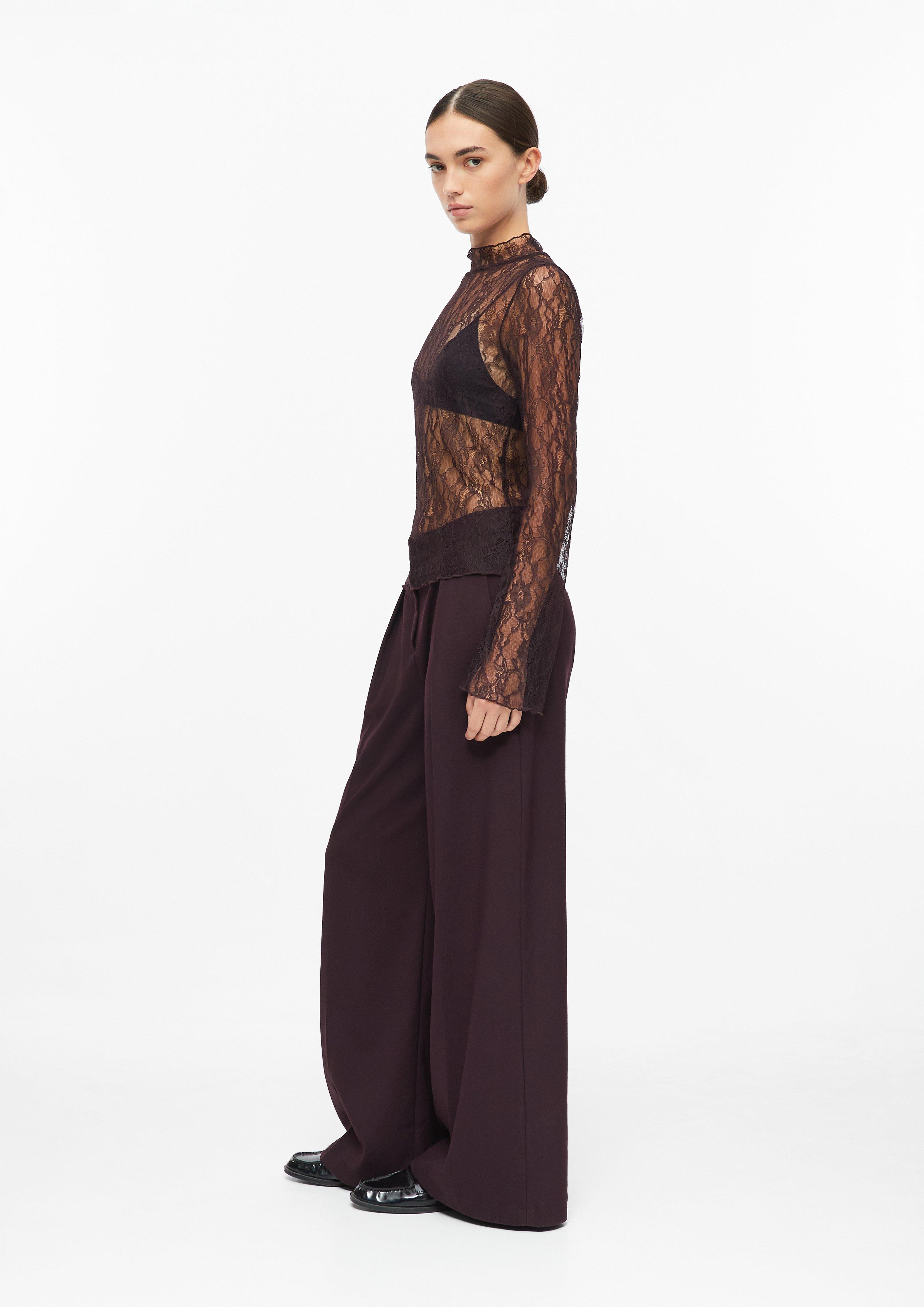 Damen Spitzen-Langarmshirt mit Trompetenärmeln in lila von comma