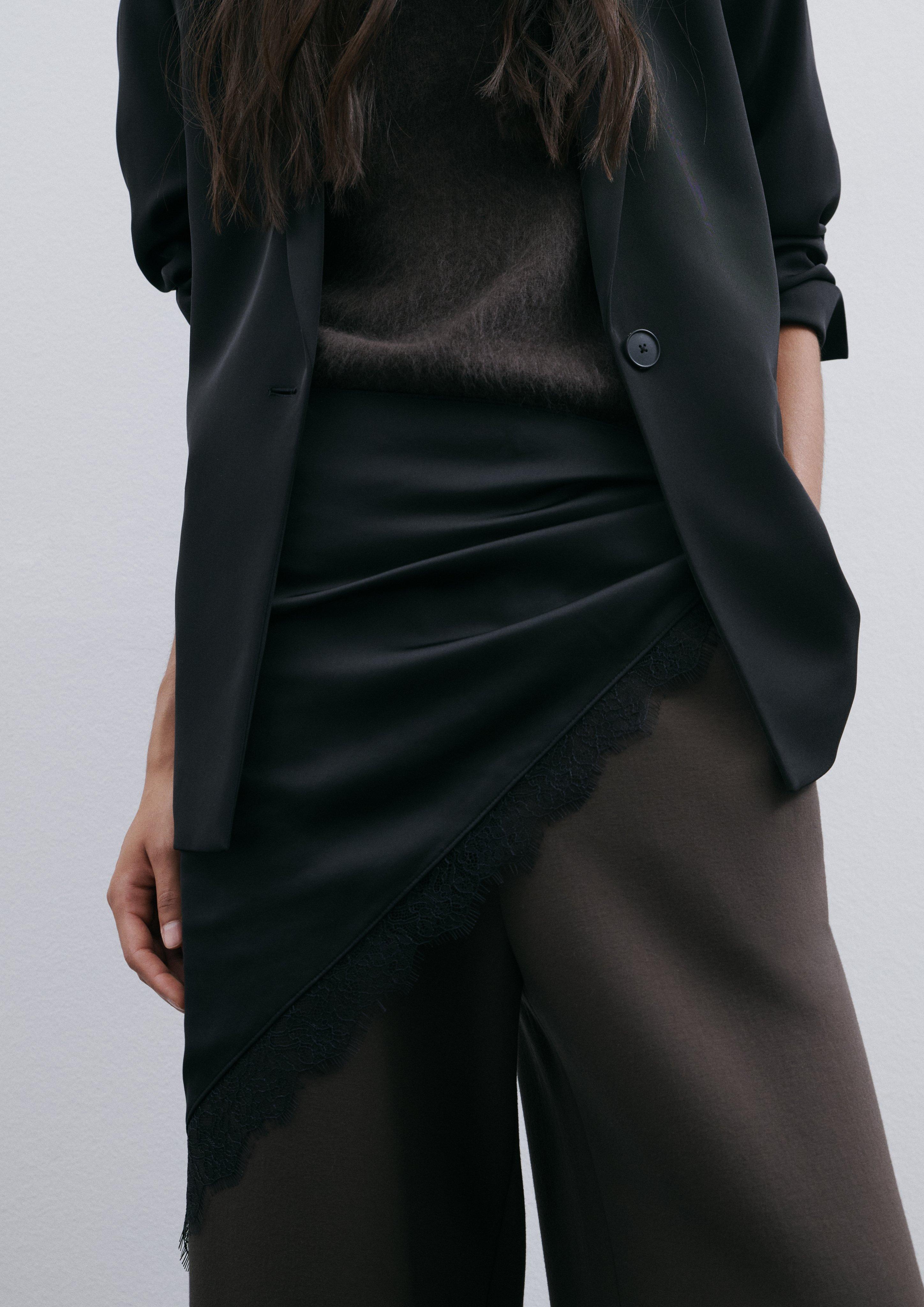 Feines Tuch aus Spitze und Satin in Farbe schwarz von COMMA