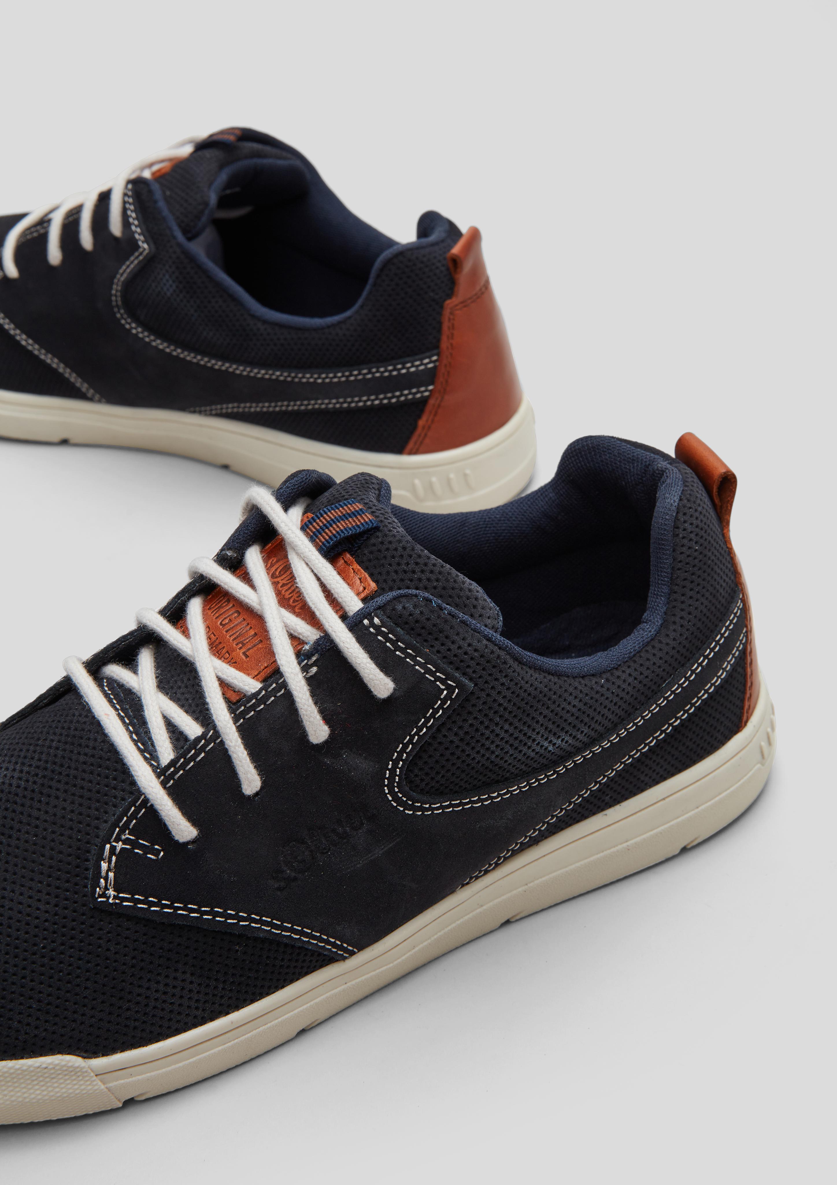 Leder-Sneaker in 805