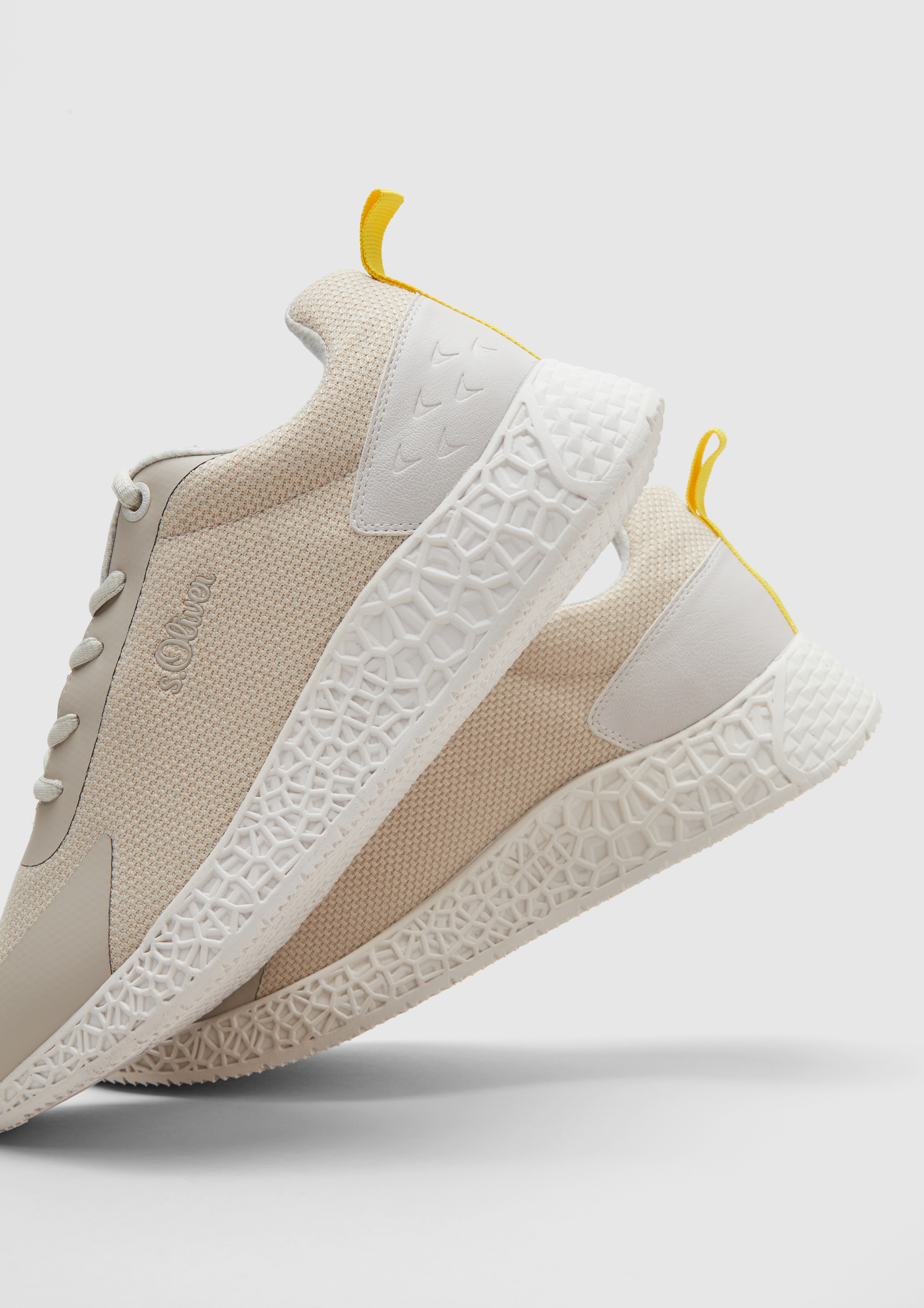 Sneakers van een materiaalmix in 355