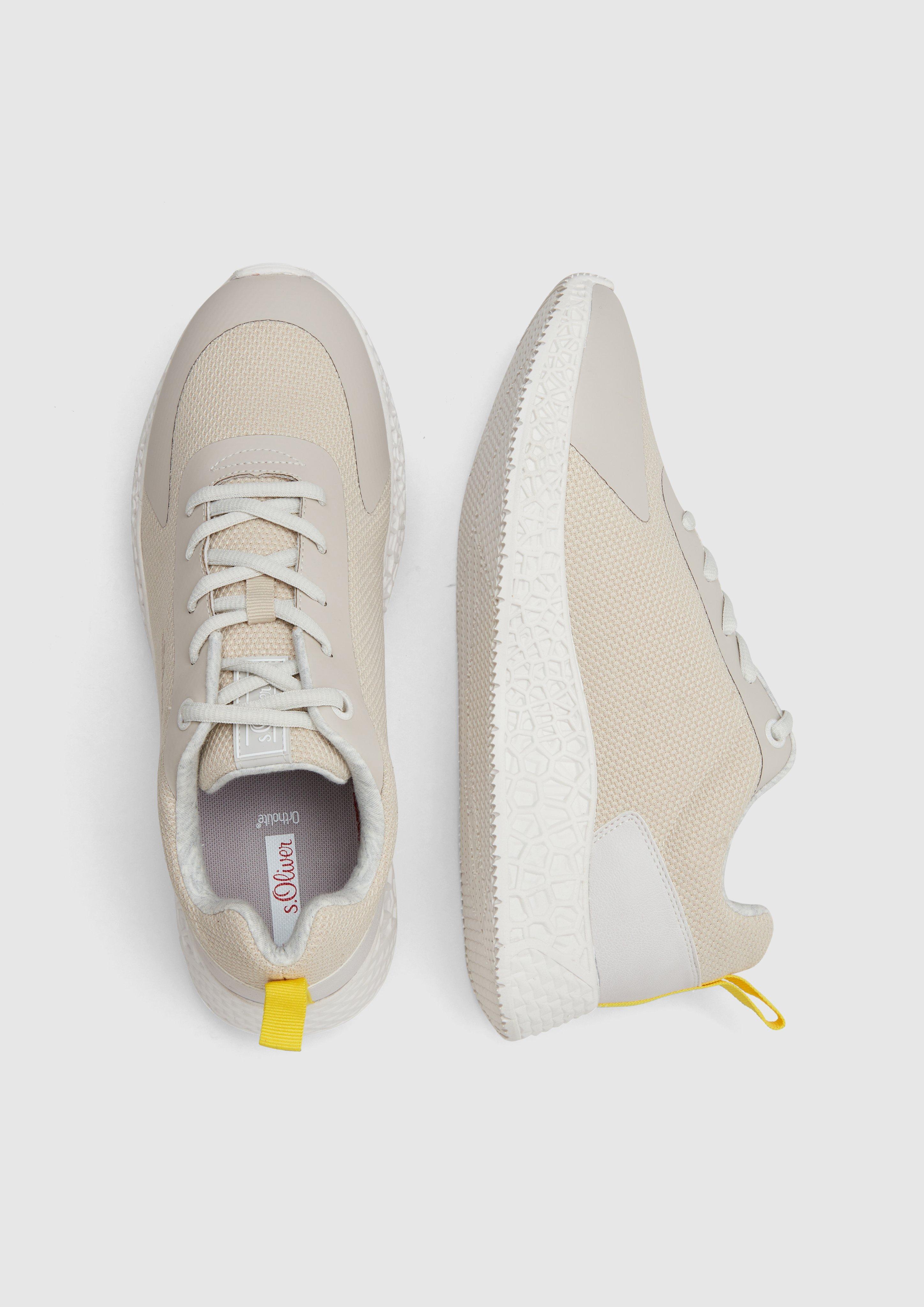 Sneakers van een materiaalmix in 355