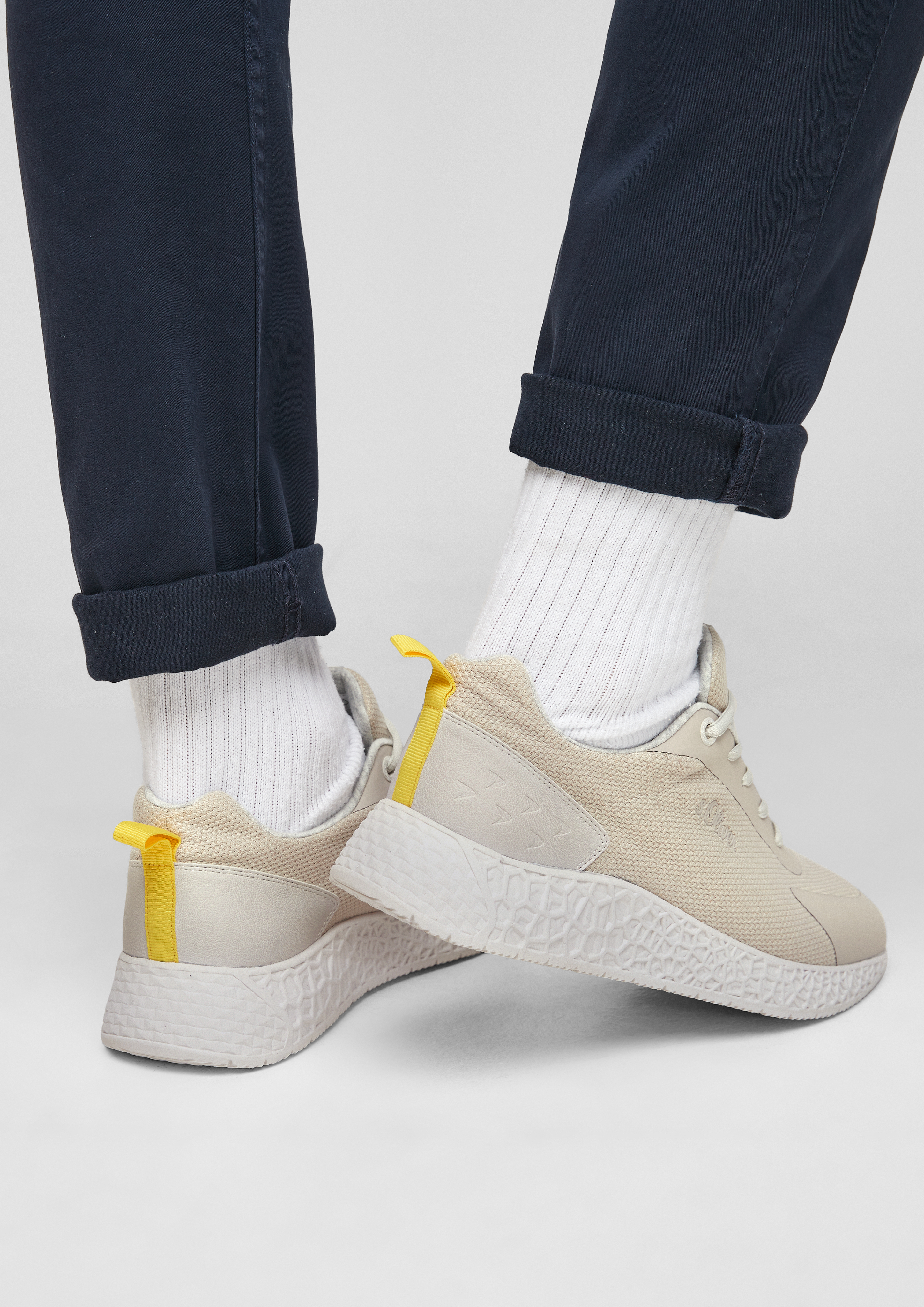 Sneakers van een materiaalmix in 355