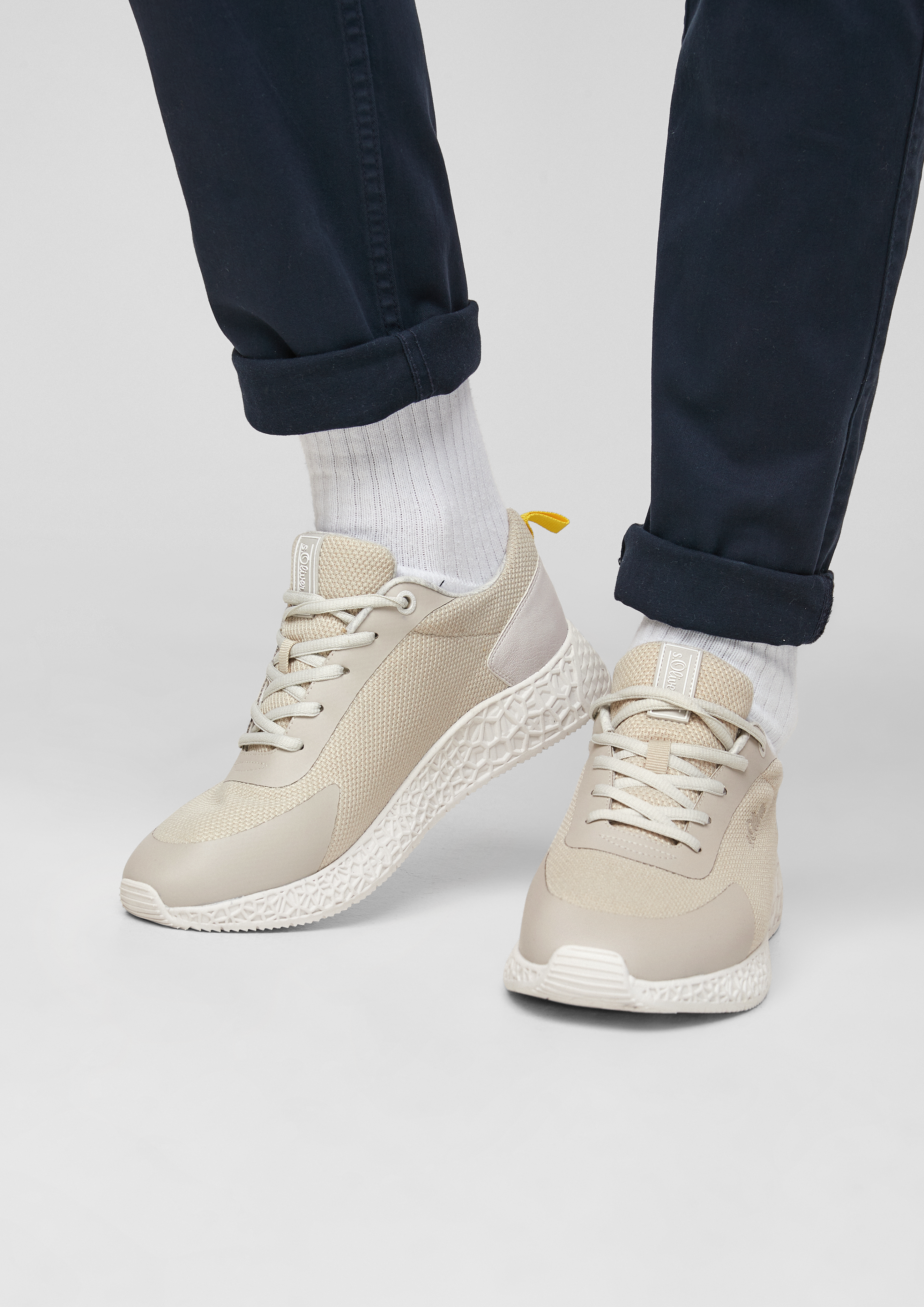 Sneakers van een materiaalmix in 355