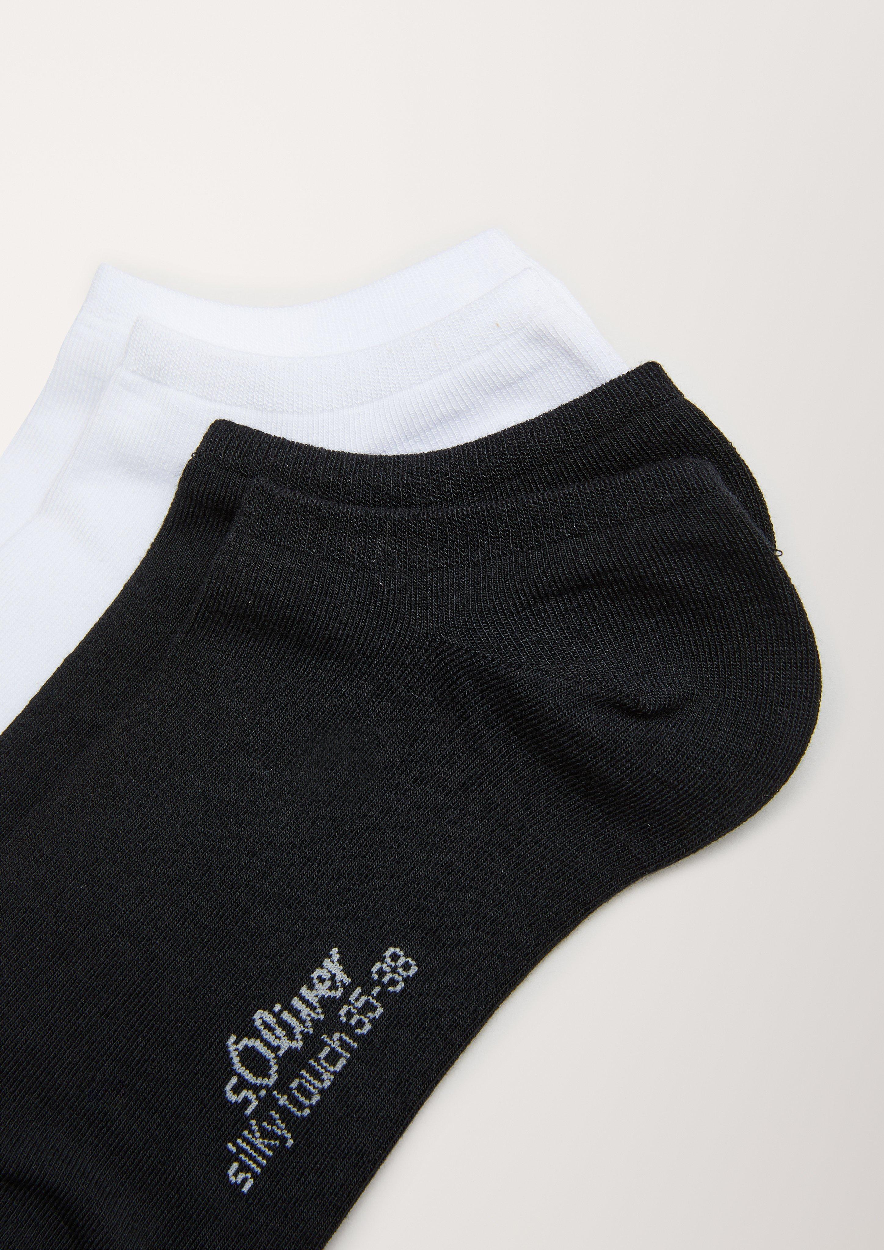 Sneakers in 0800, 9900 & 0100