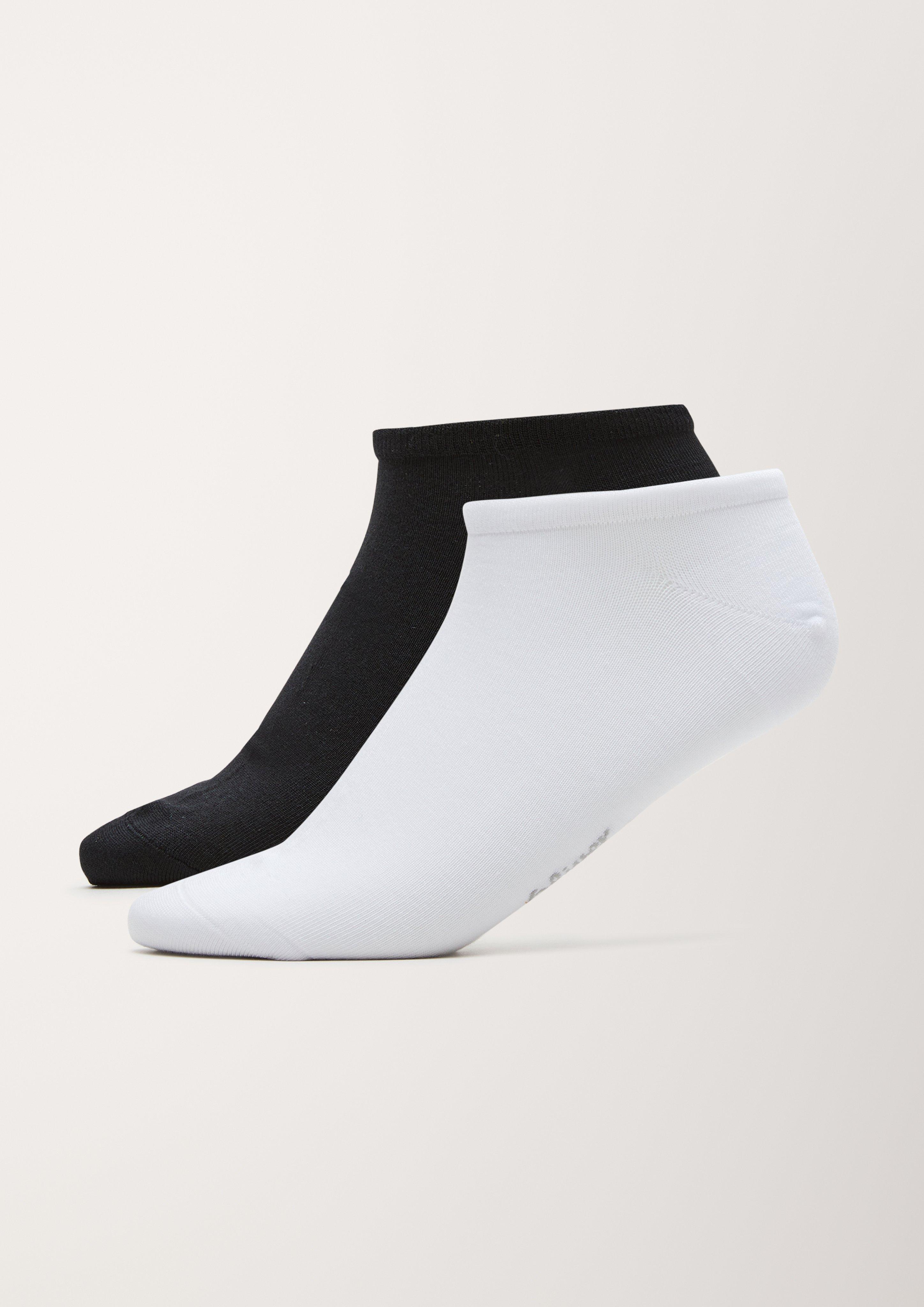 Sneakers in 0800, 9900 & 0100