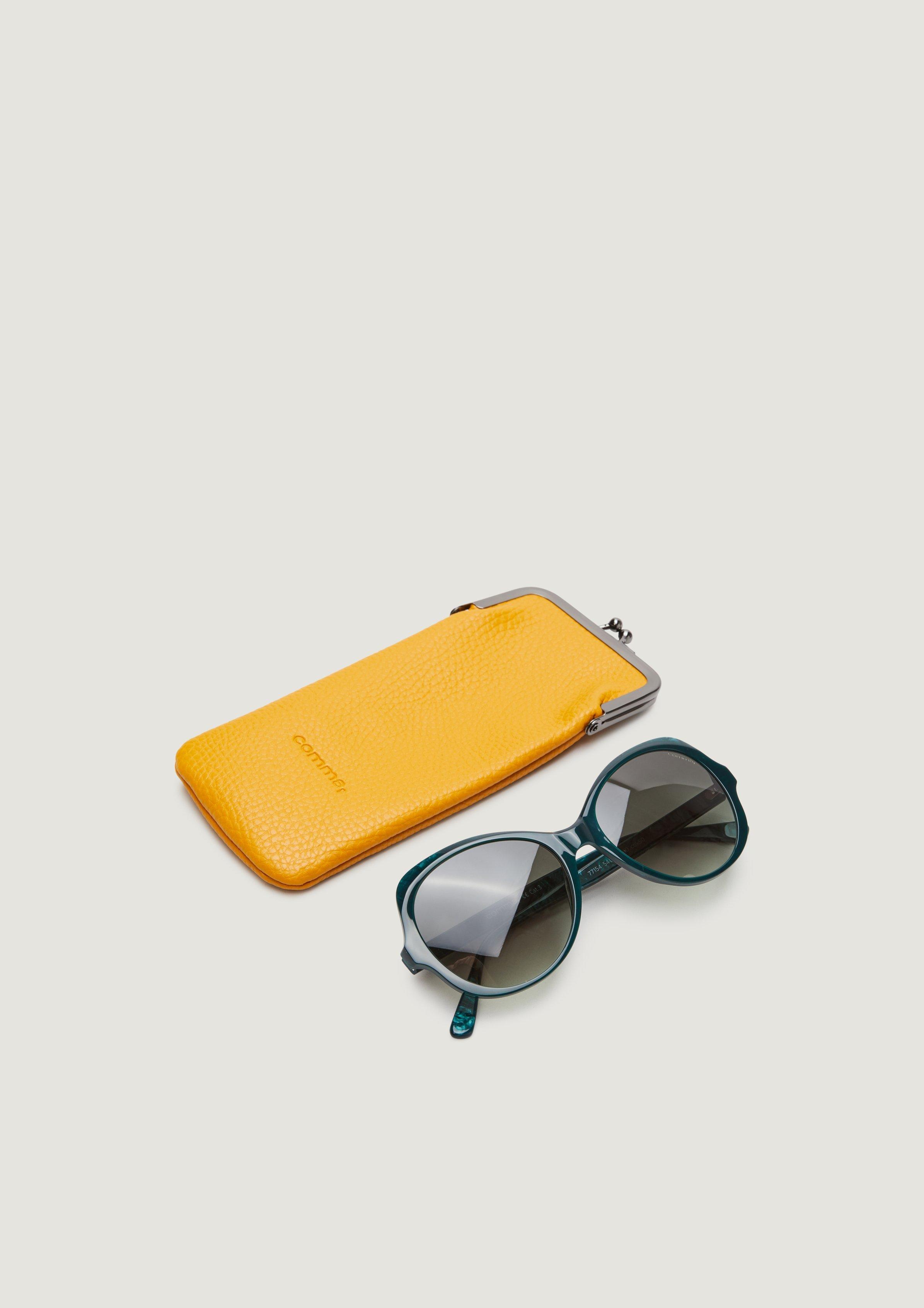 Sonnenbrille in petrol von COMMA