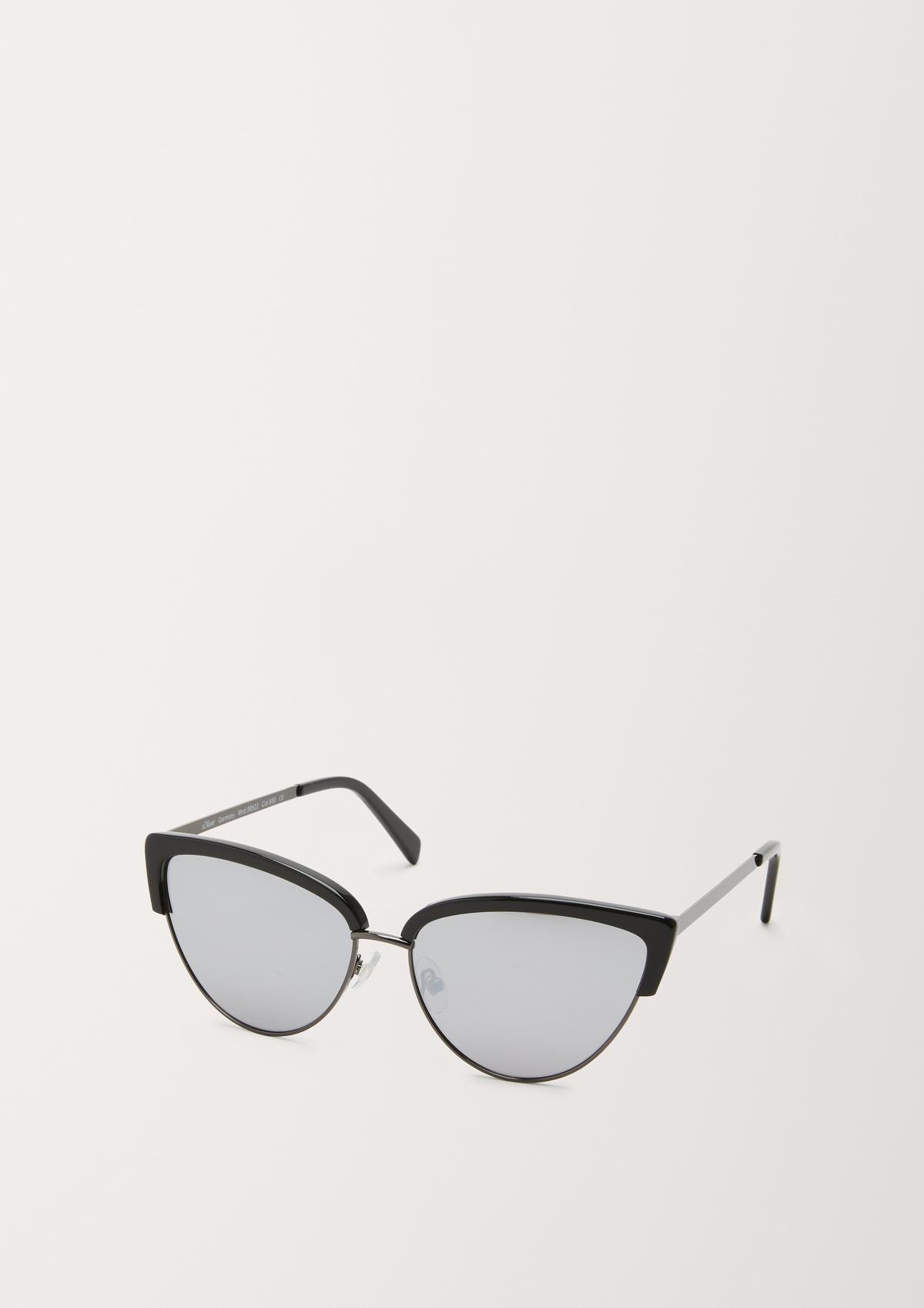 Slnečné okuliare s dizajnom mačacích očí