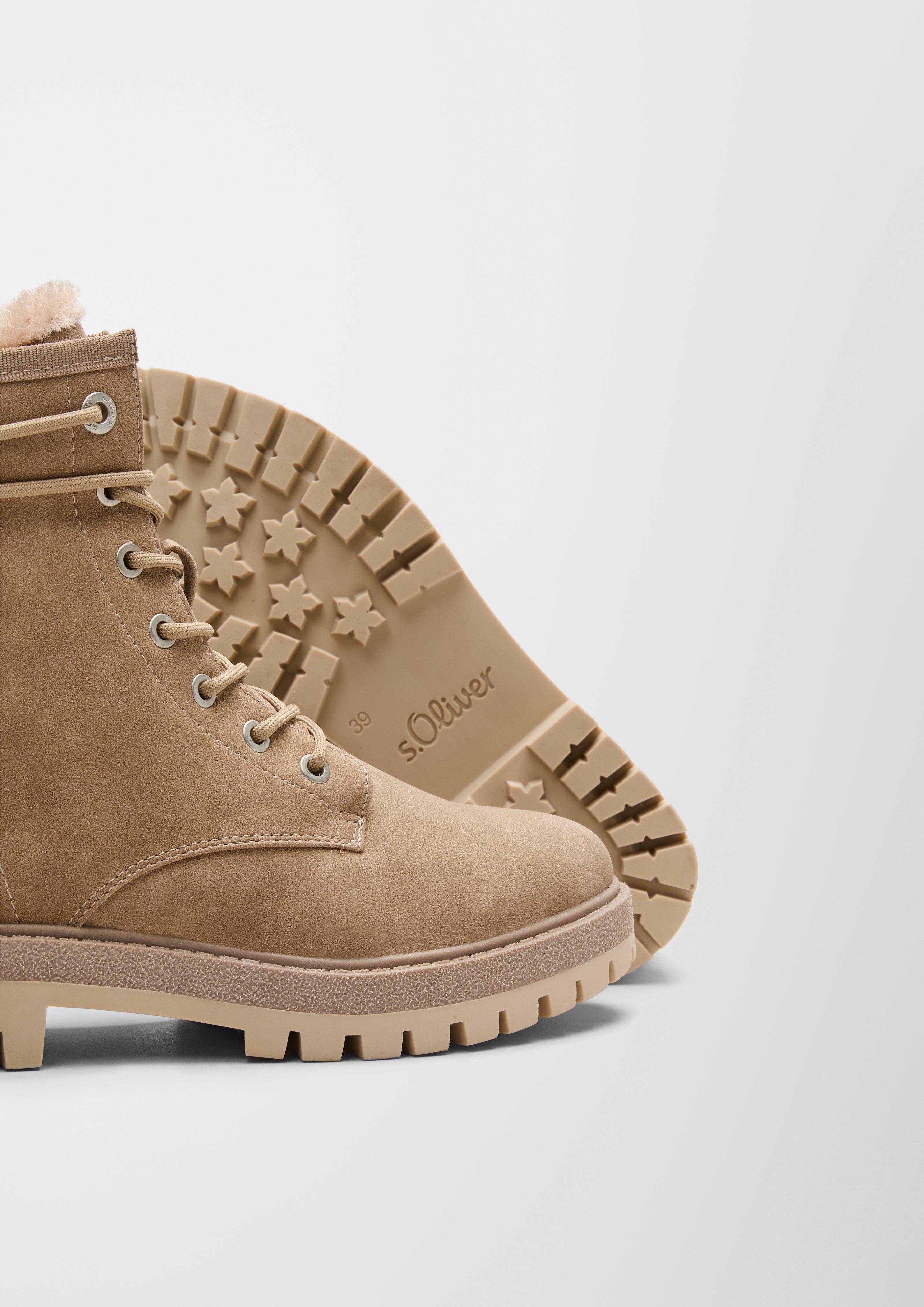 Schnürstiefelette in 440