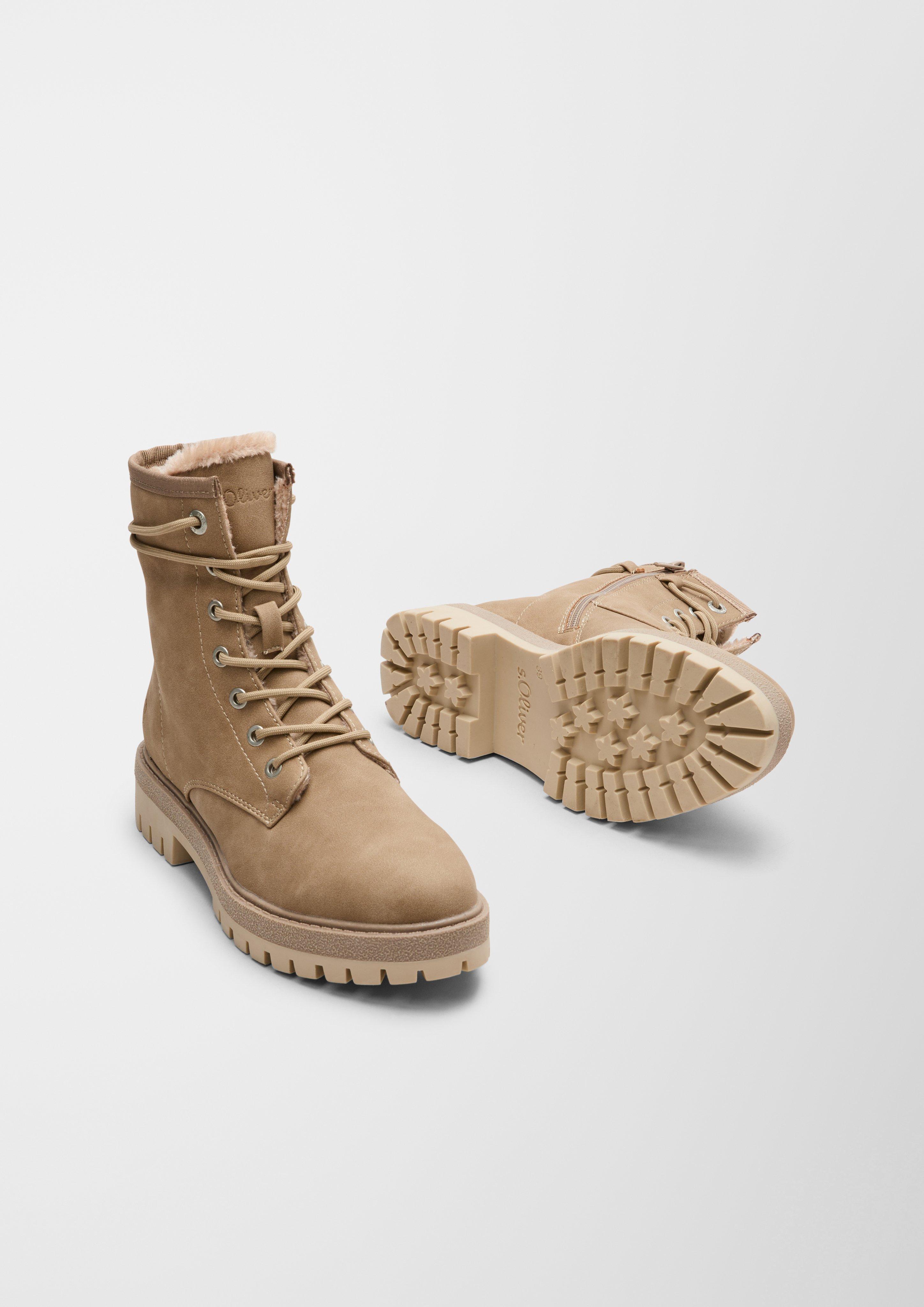 Schnürstiefelette in 440