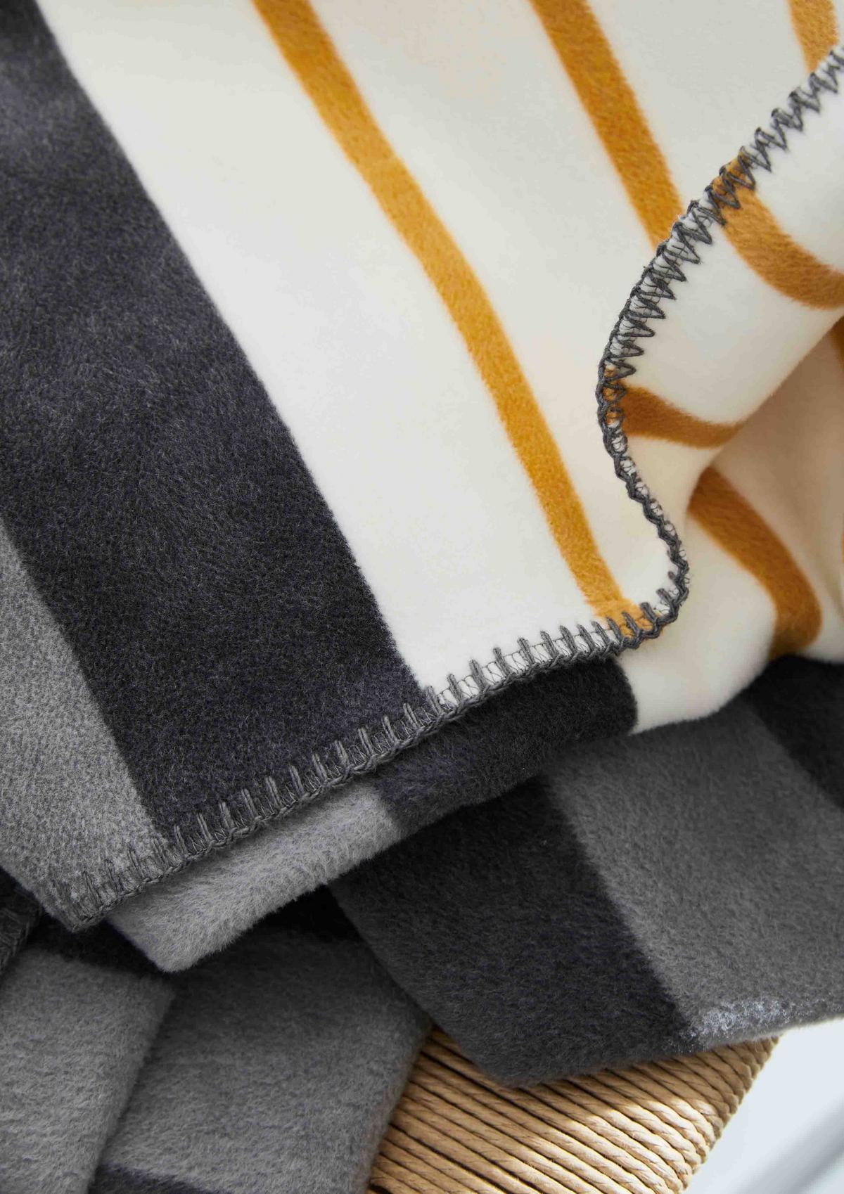 Decke mit Streifen - grau