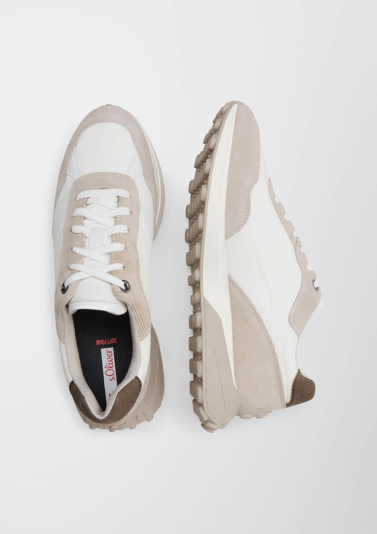 Sneaker im weiß - Materialmix