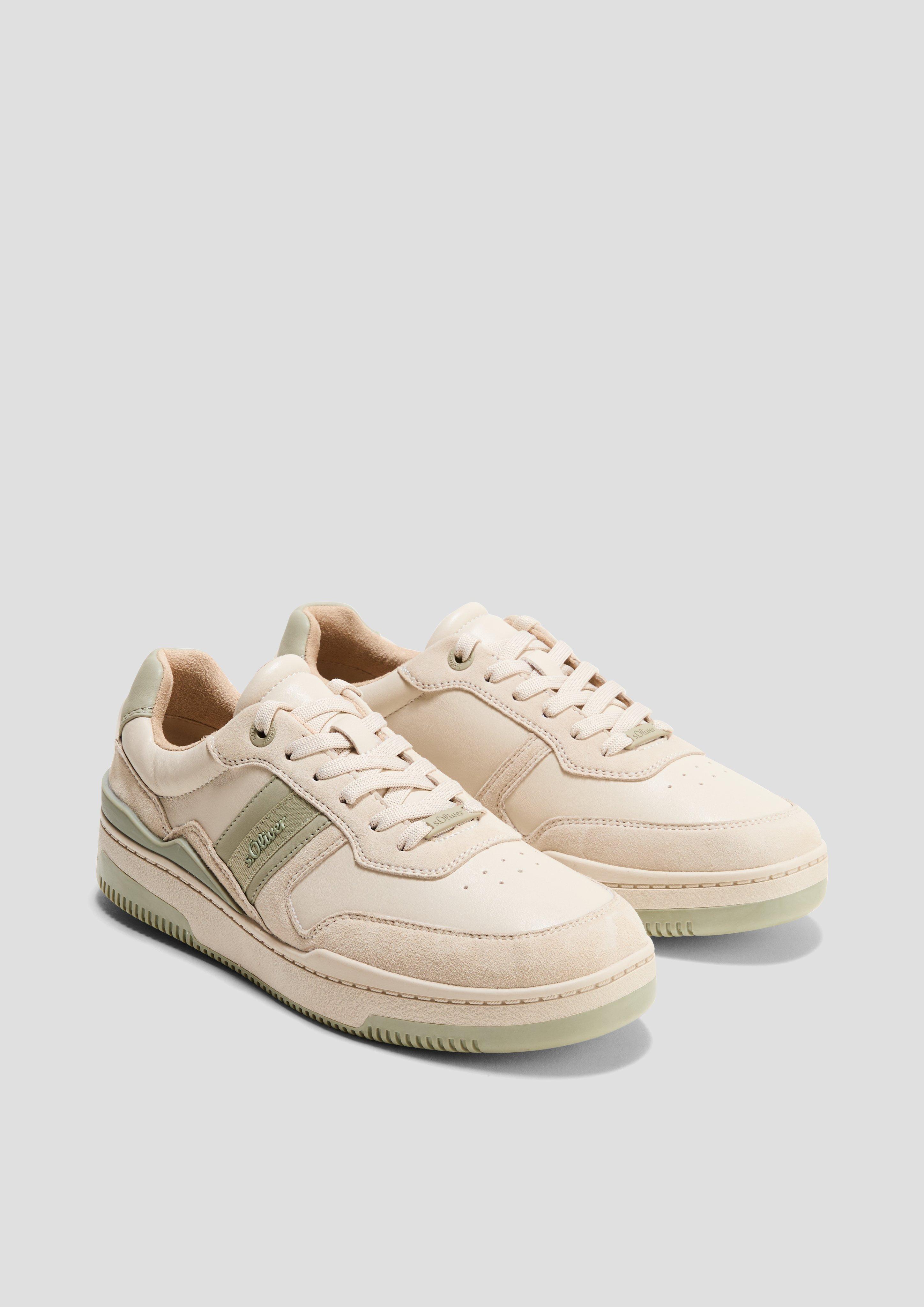 Čevlji z vezalkami in 717