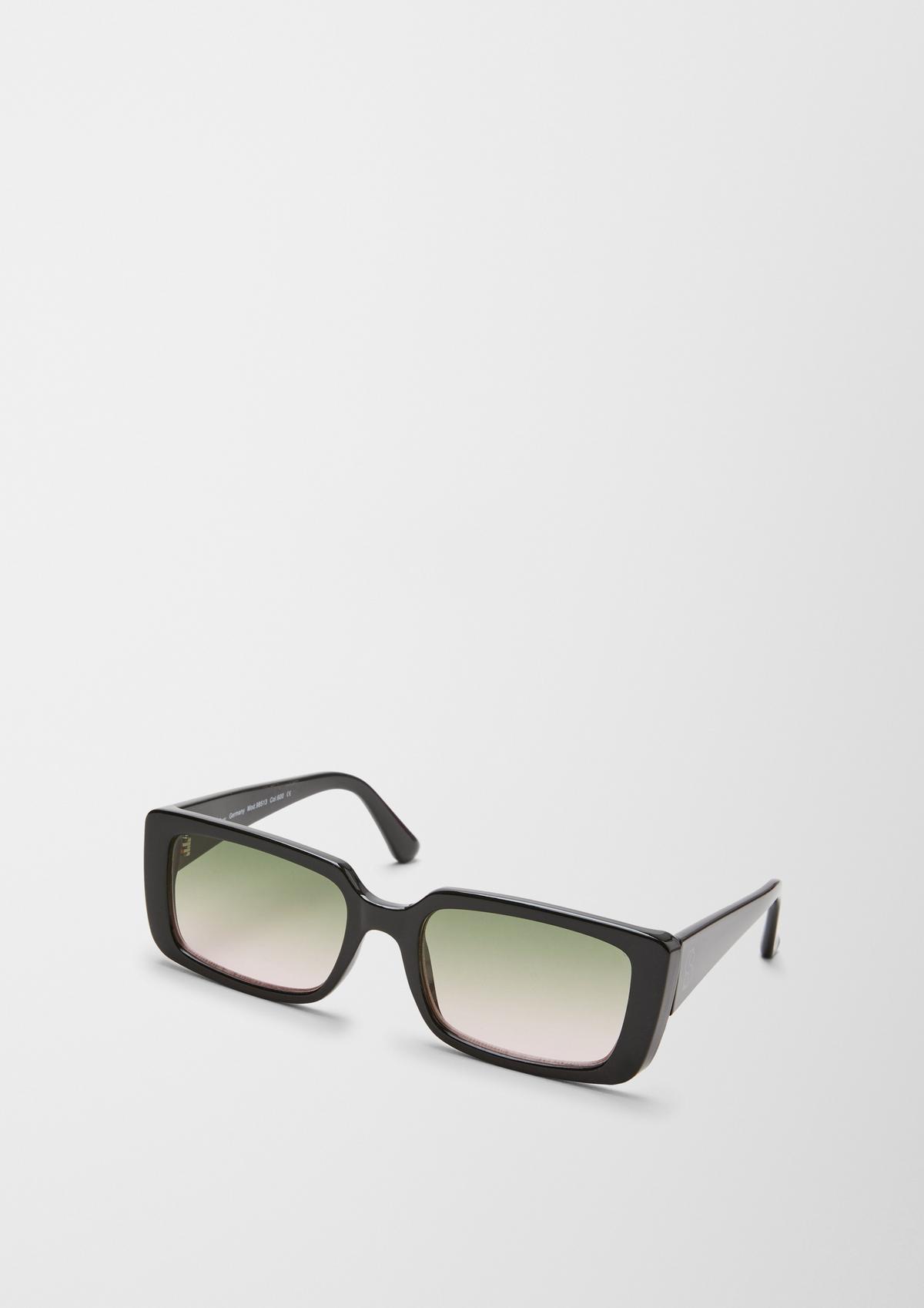 Kantige Sonnenbrille mit breiter Fassung