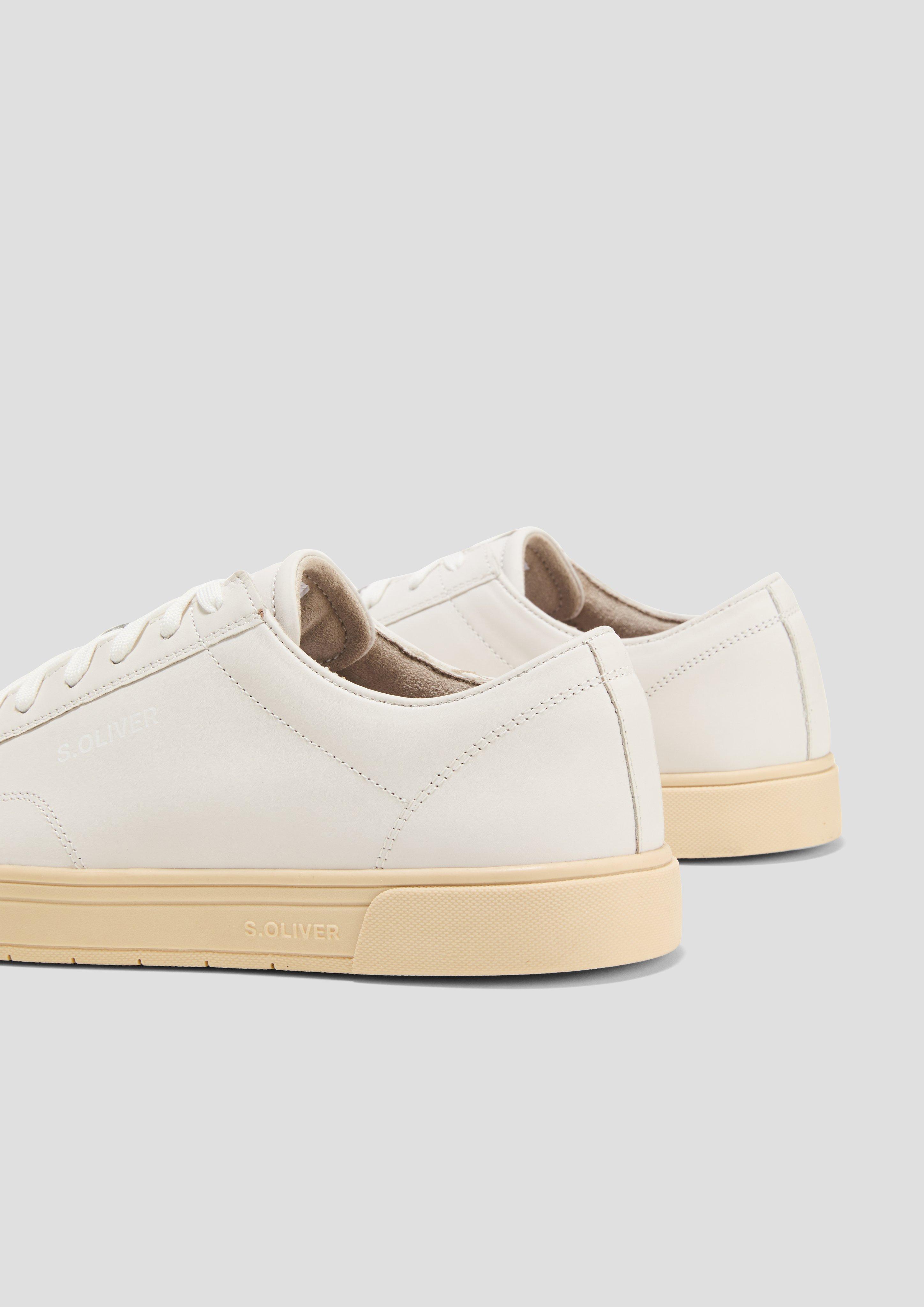 Čevlji z vezalkami in 100