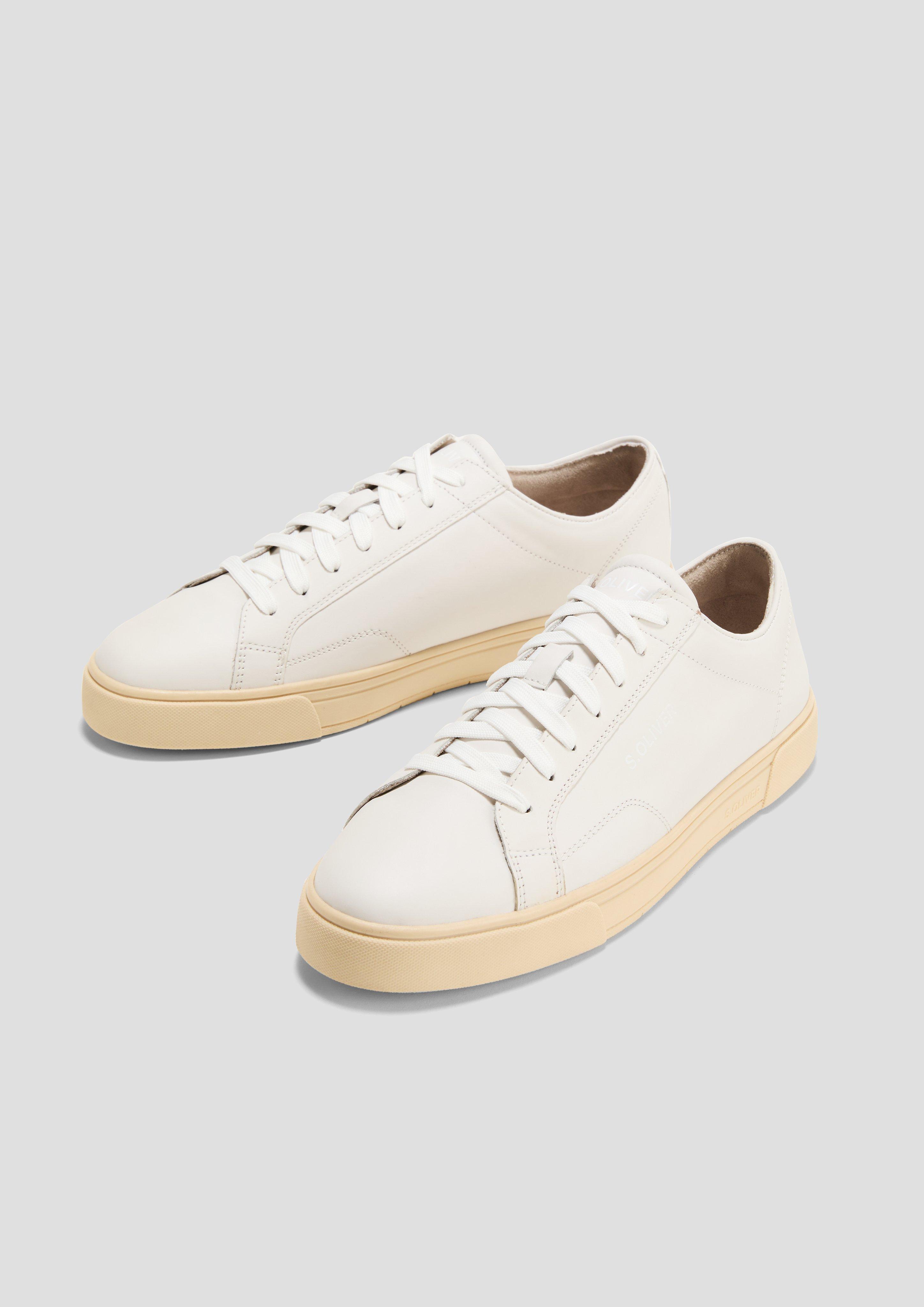 Čevlji z vezalkami in 100