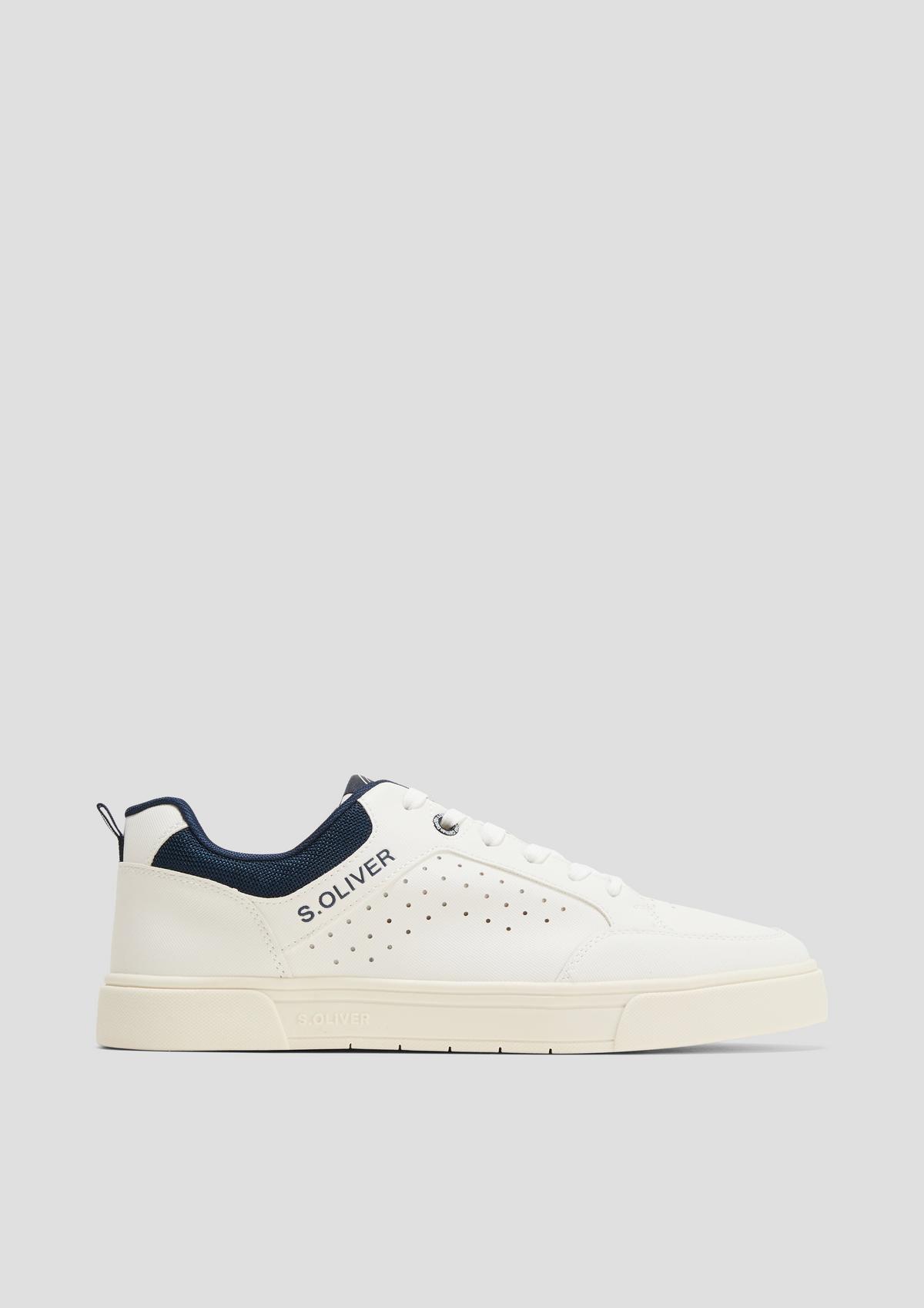 Cleane Sneaker mit Cut-out-Details