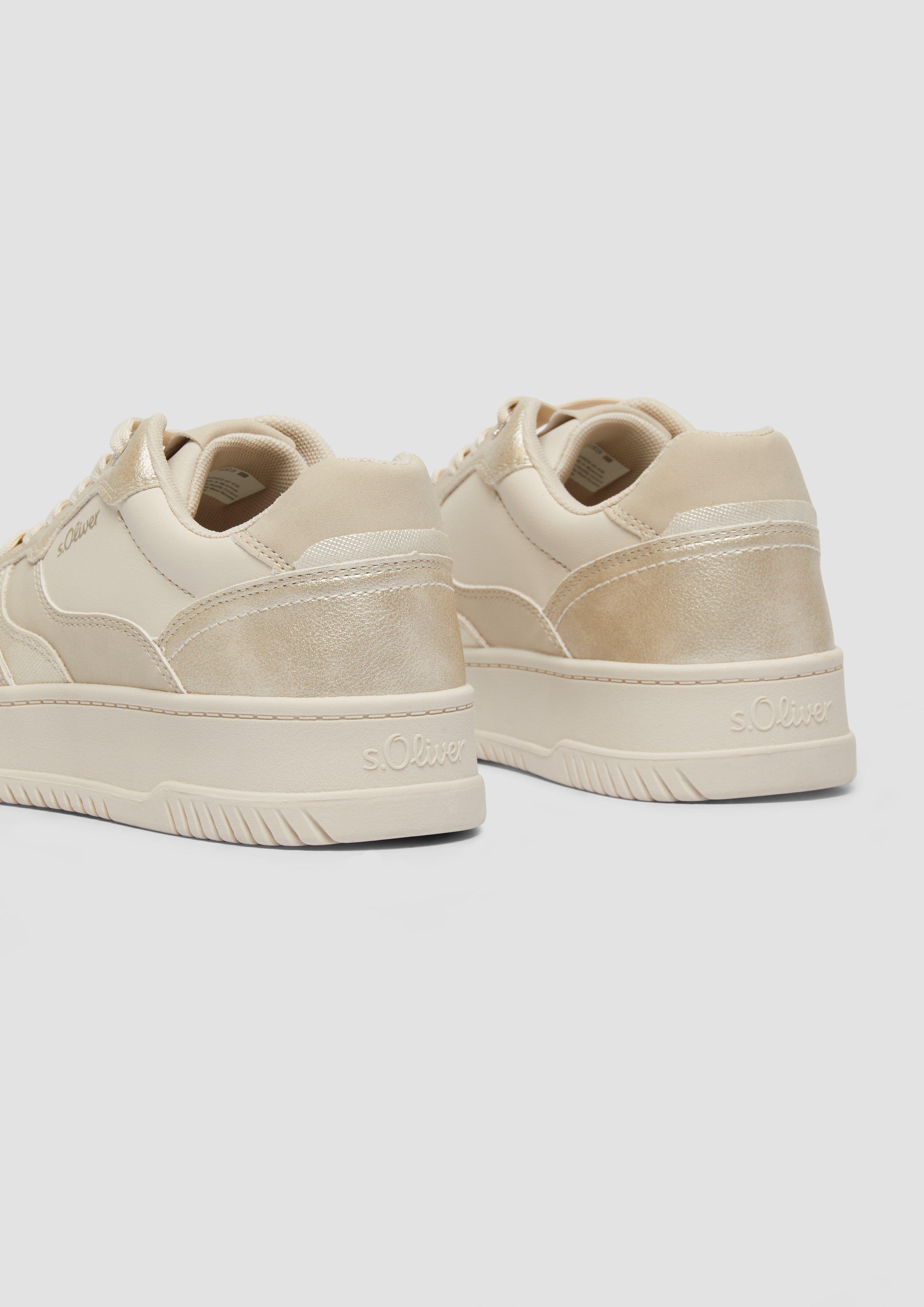 Čevlji z vezalkami in 410, 905 & 530