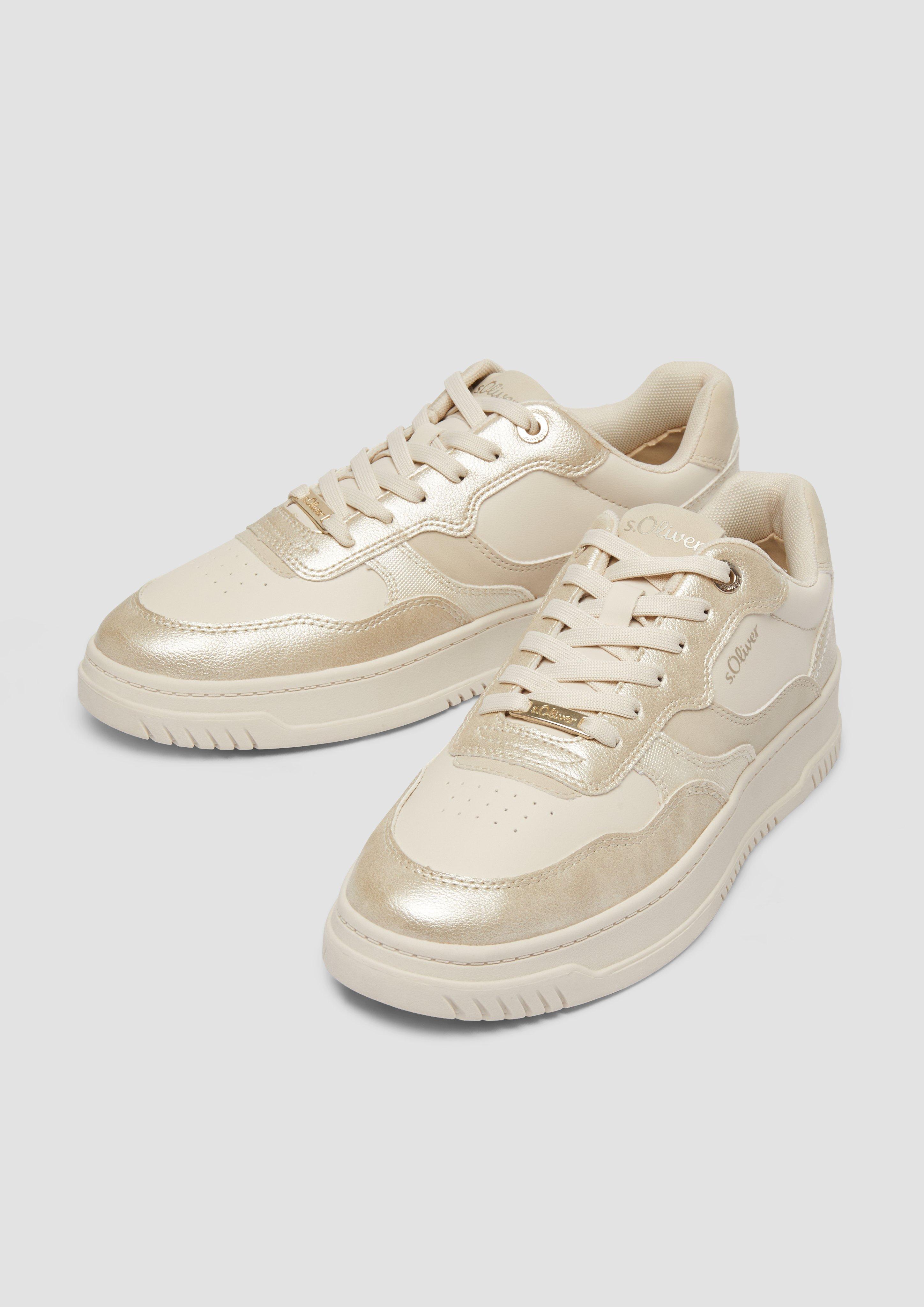 Čevlji z vezalkami in 410, 905 & 530