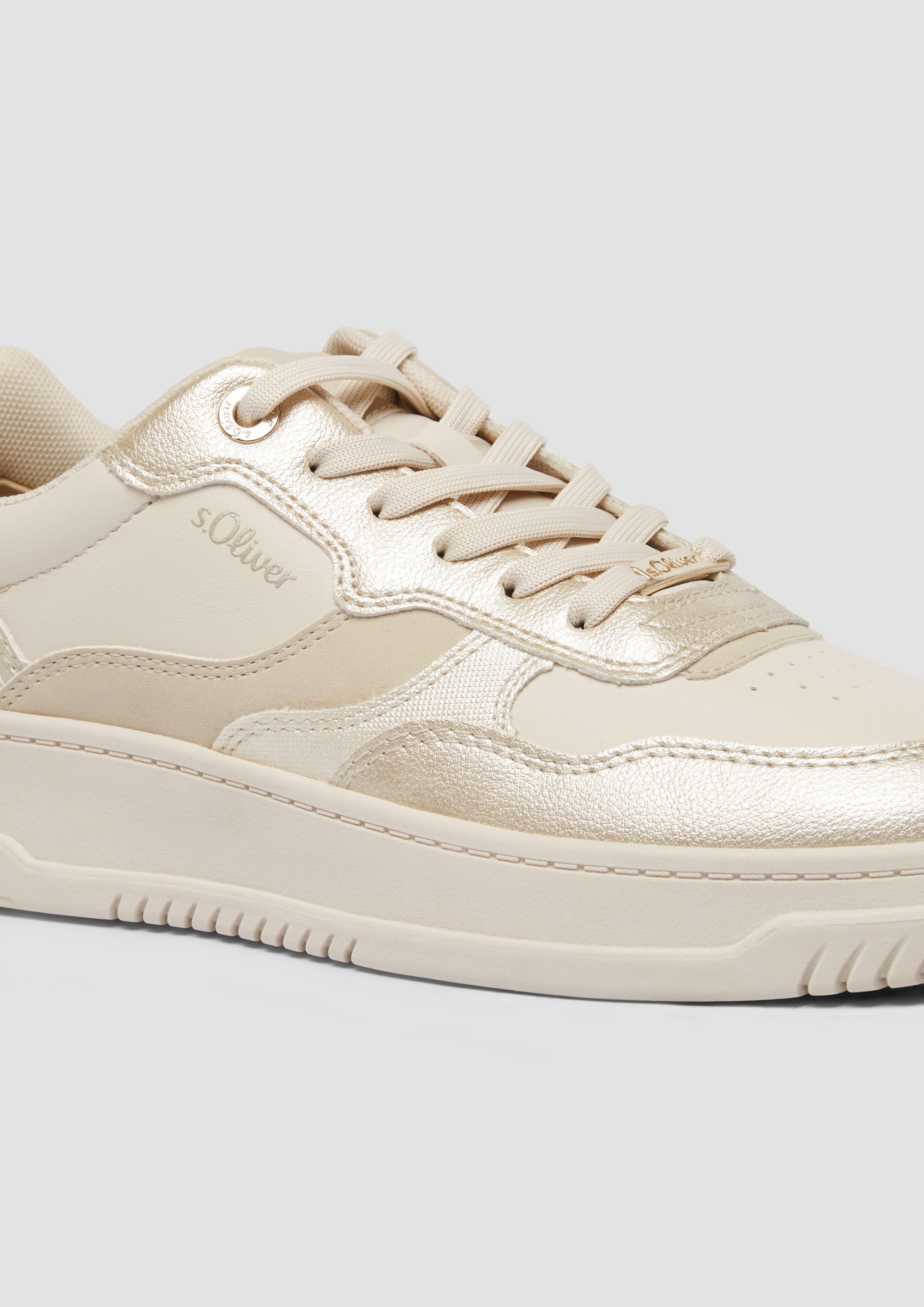 Čevlji z vezalkami in 410, 905 & 530