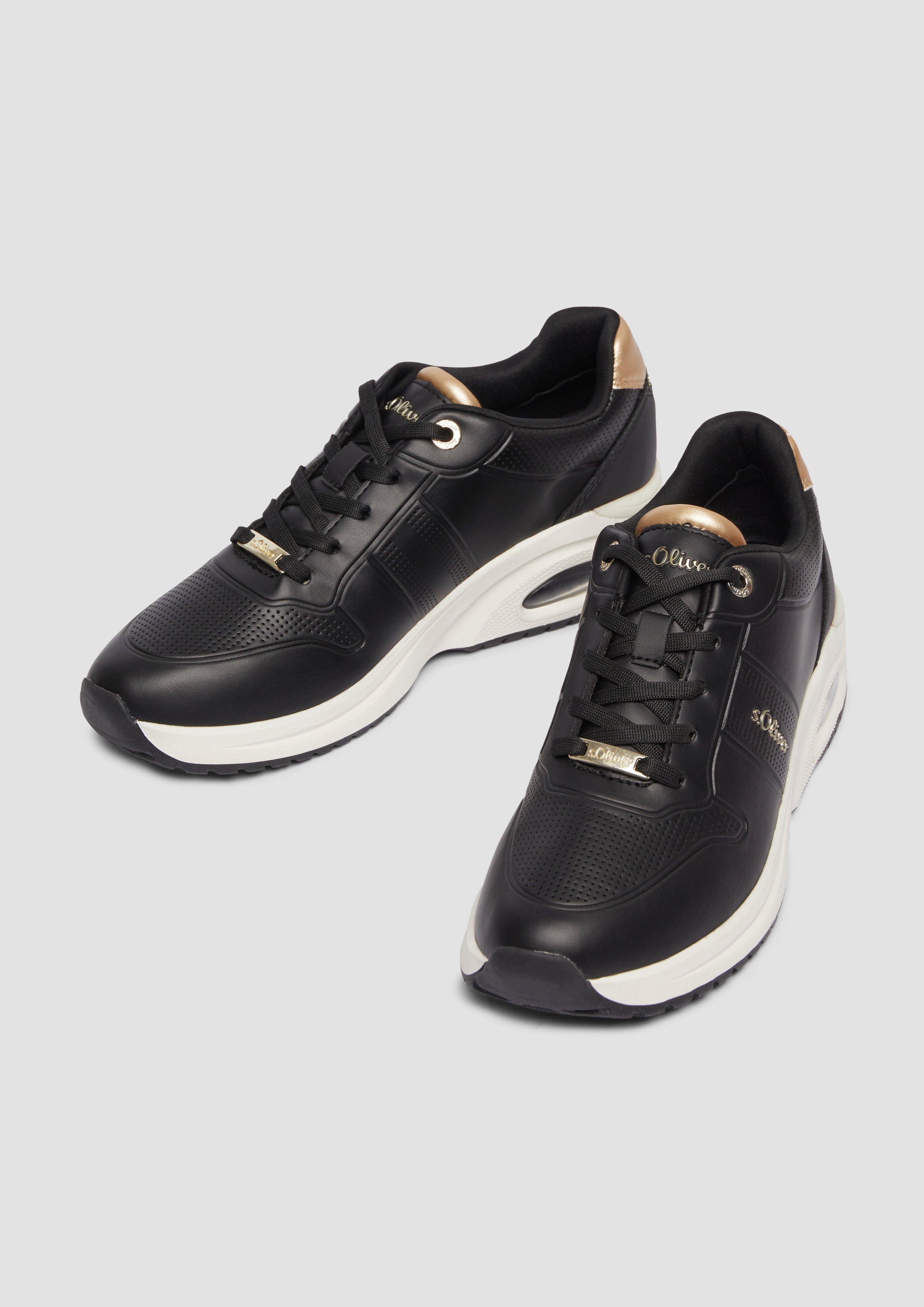 Čevlji z vezalkami in 001, 462 & 107