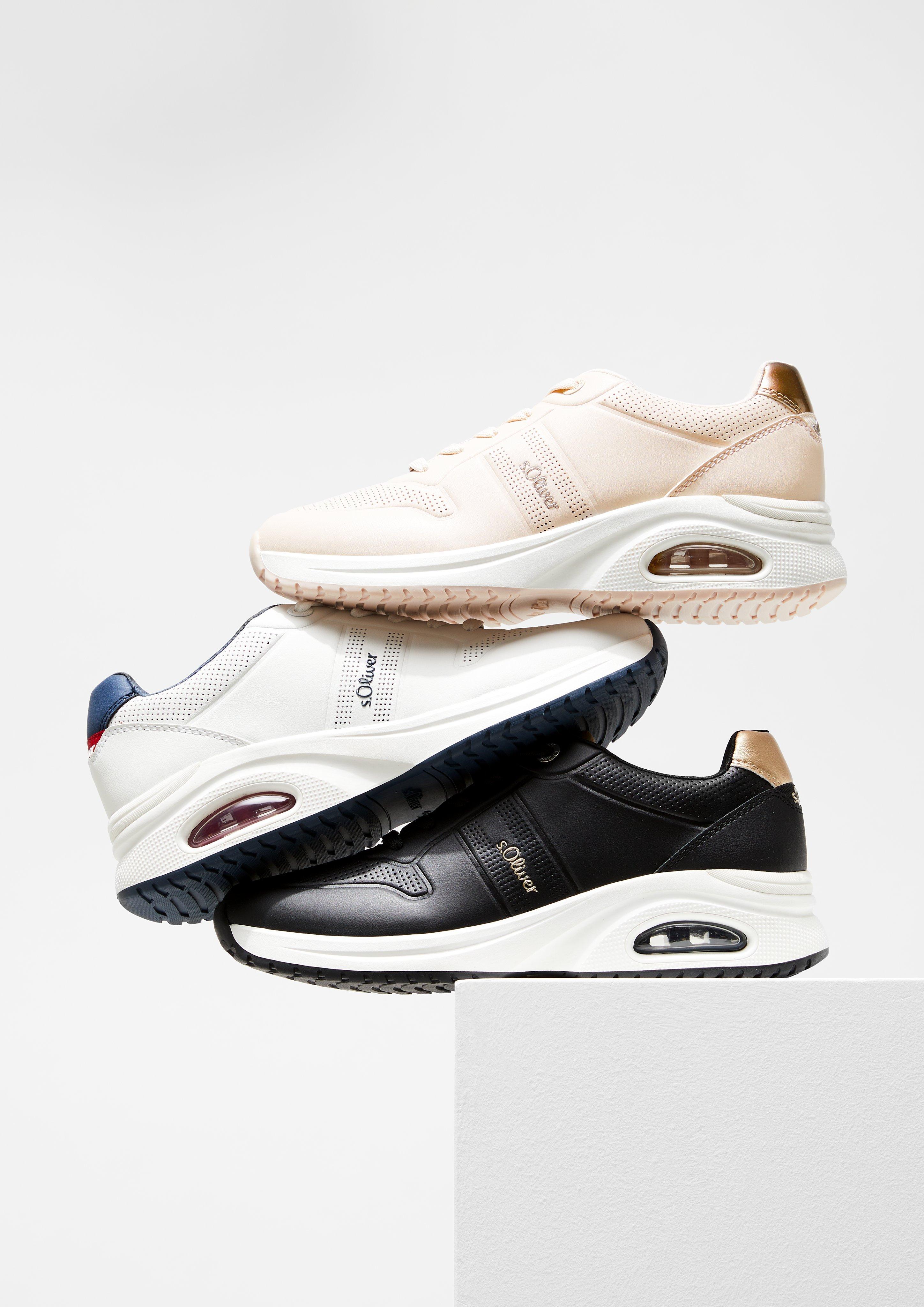 Čevlji z vezalkami in 001, 462 & 107