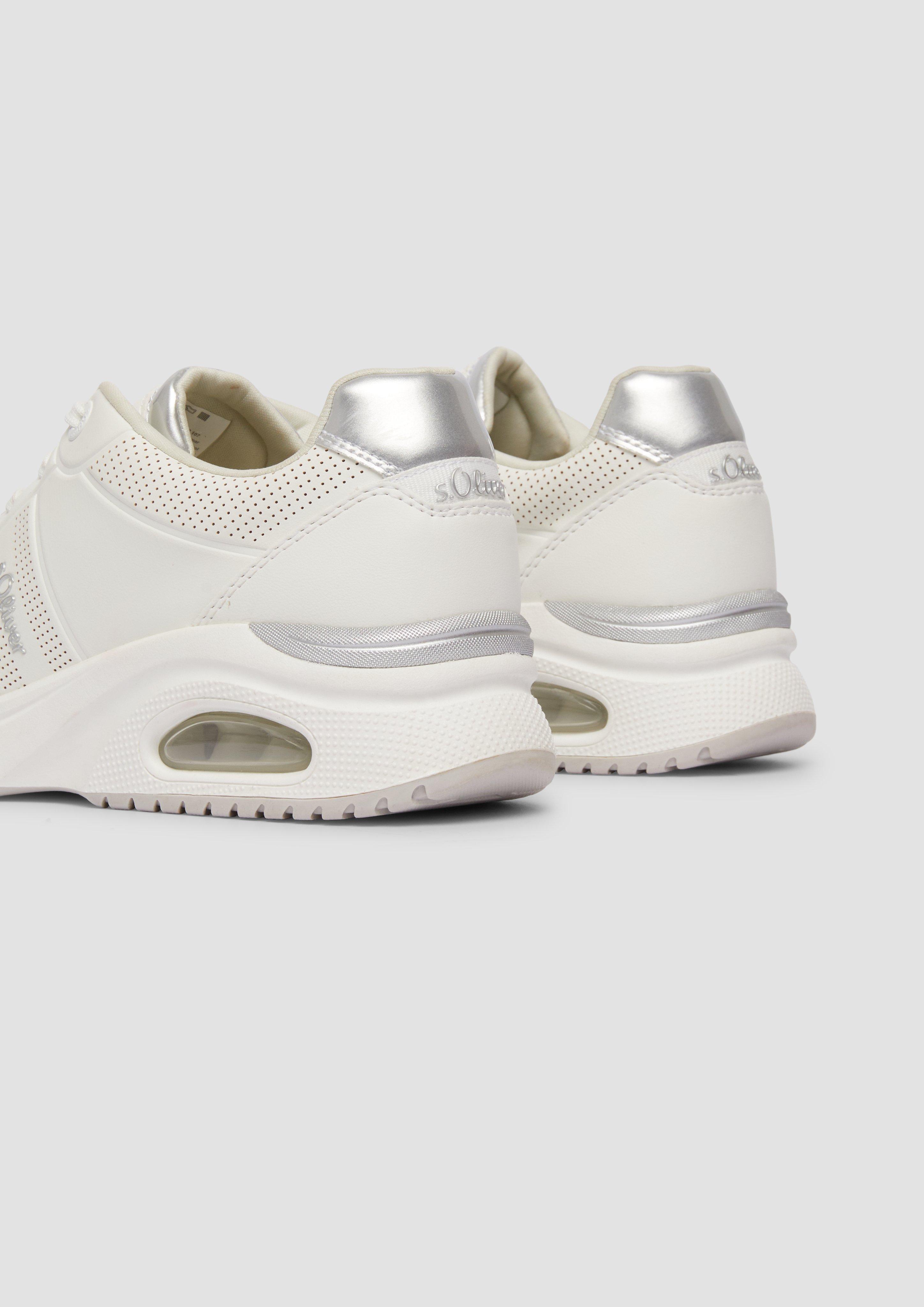 Čevlji z vezalkami in 107 & 462