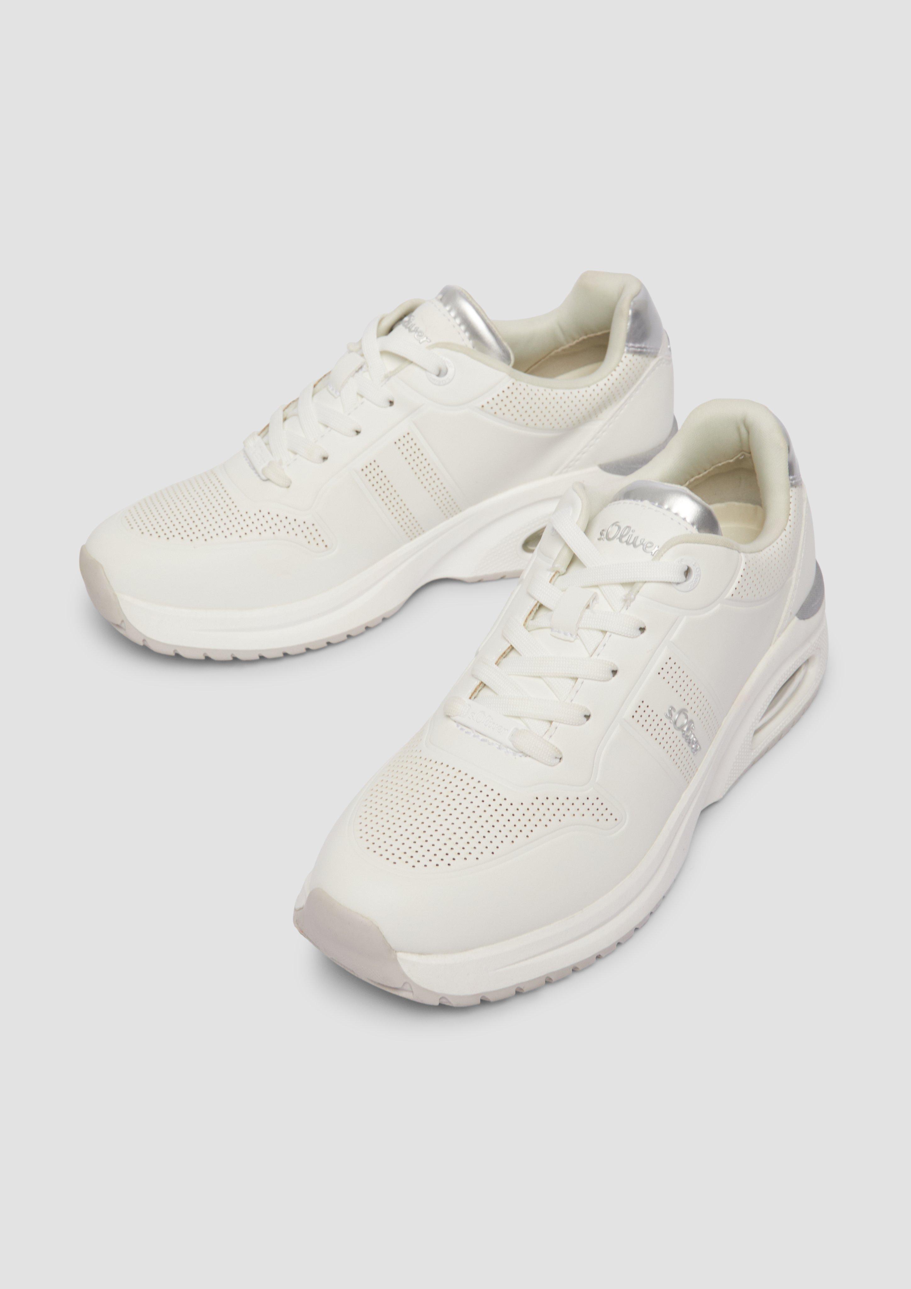 Čevlji z vezalkami in 107 & 462