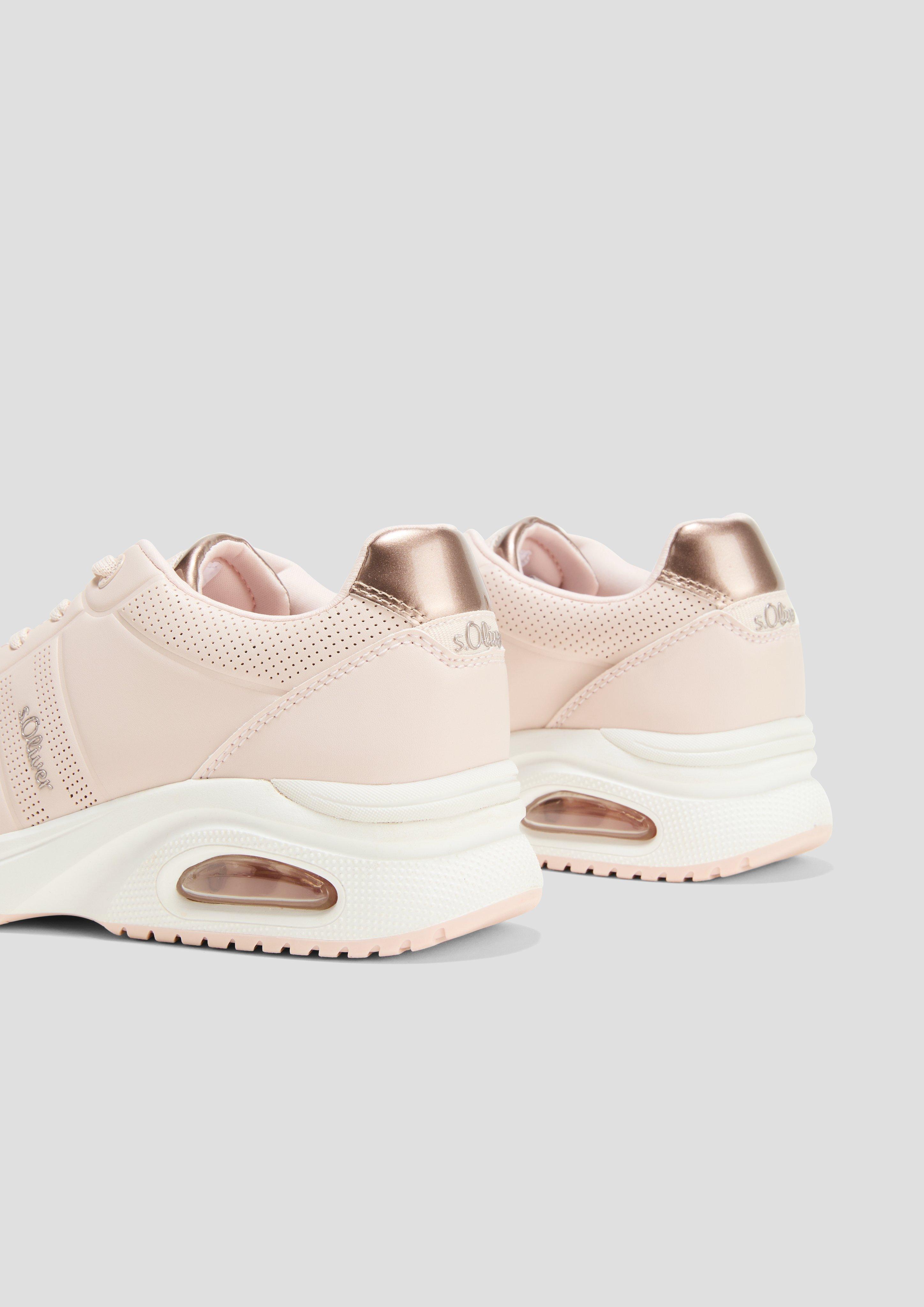 Čevlji z vezalkami in 546, 462 & 107