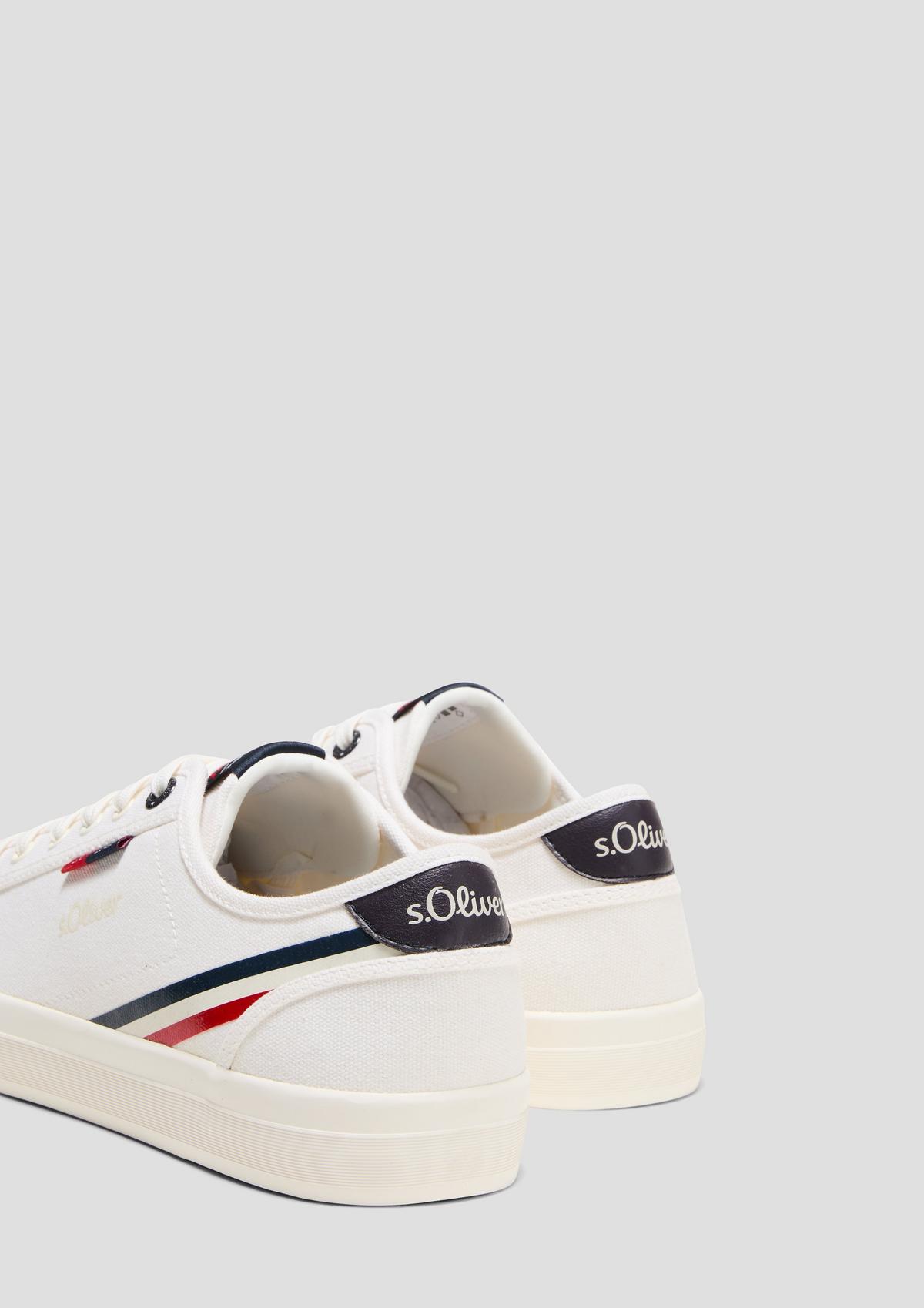 s.Oliver Sneakers ornées de détails contrastants et du logo