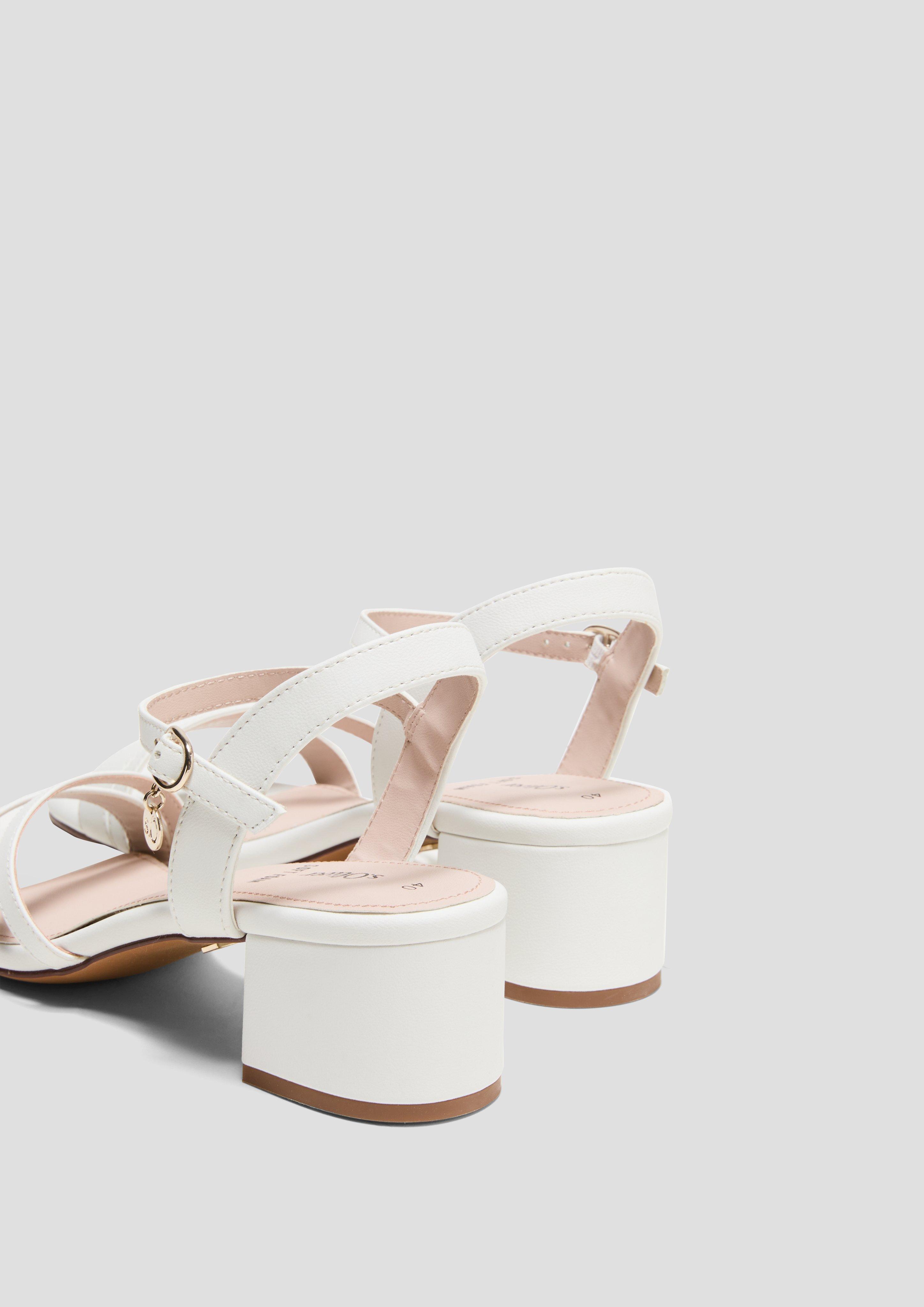 Sandalen in 100, 001, 410 & 110