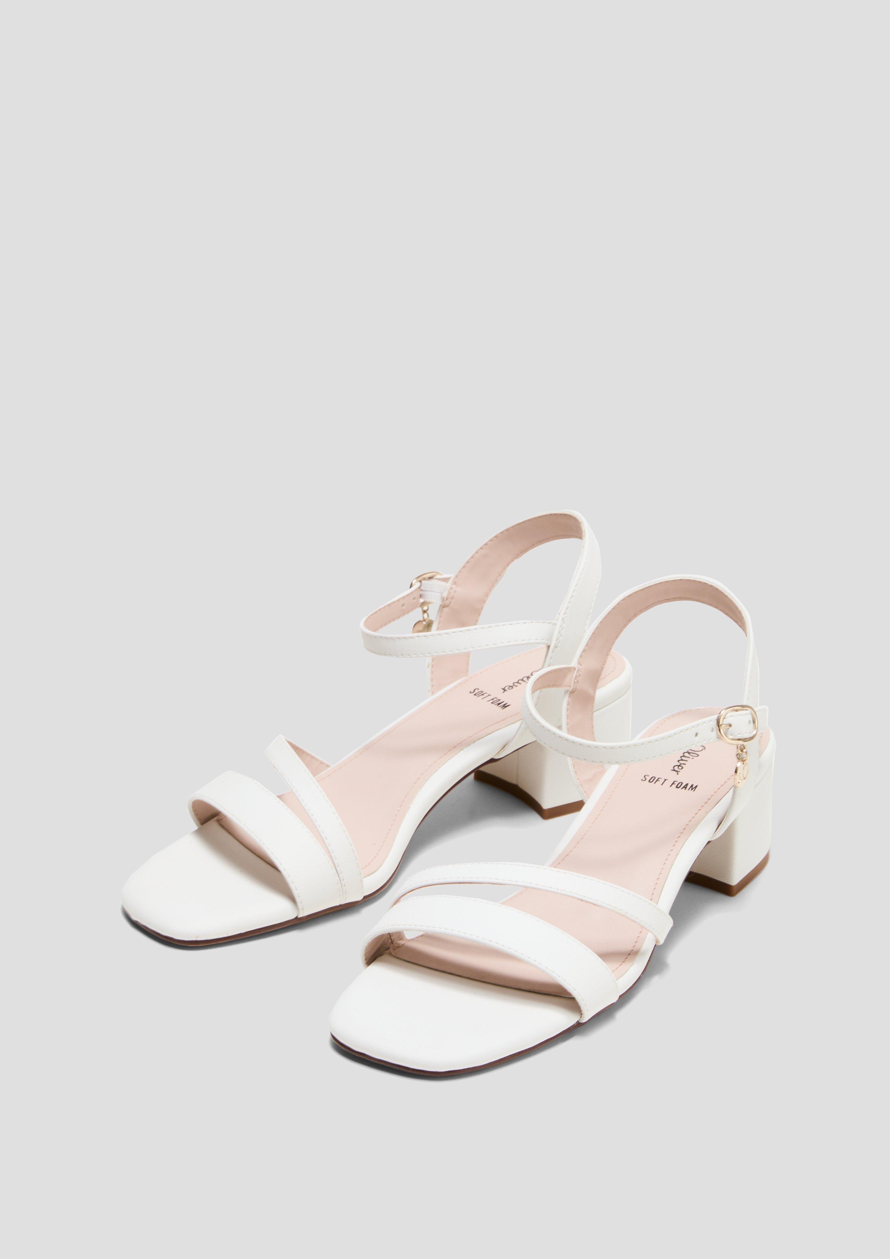 Sandalen in 100, 001, 410 & 110