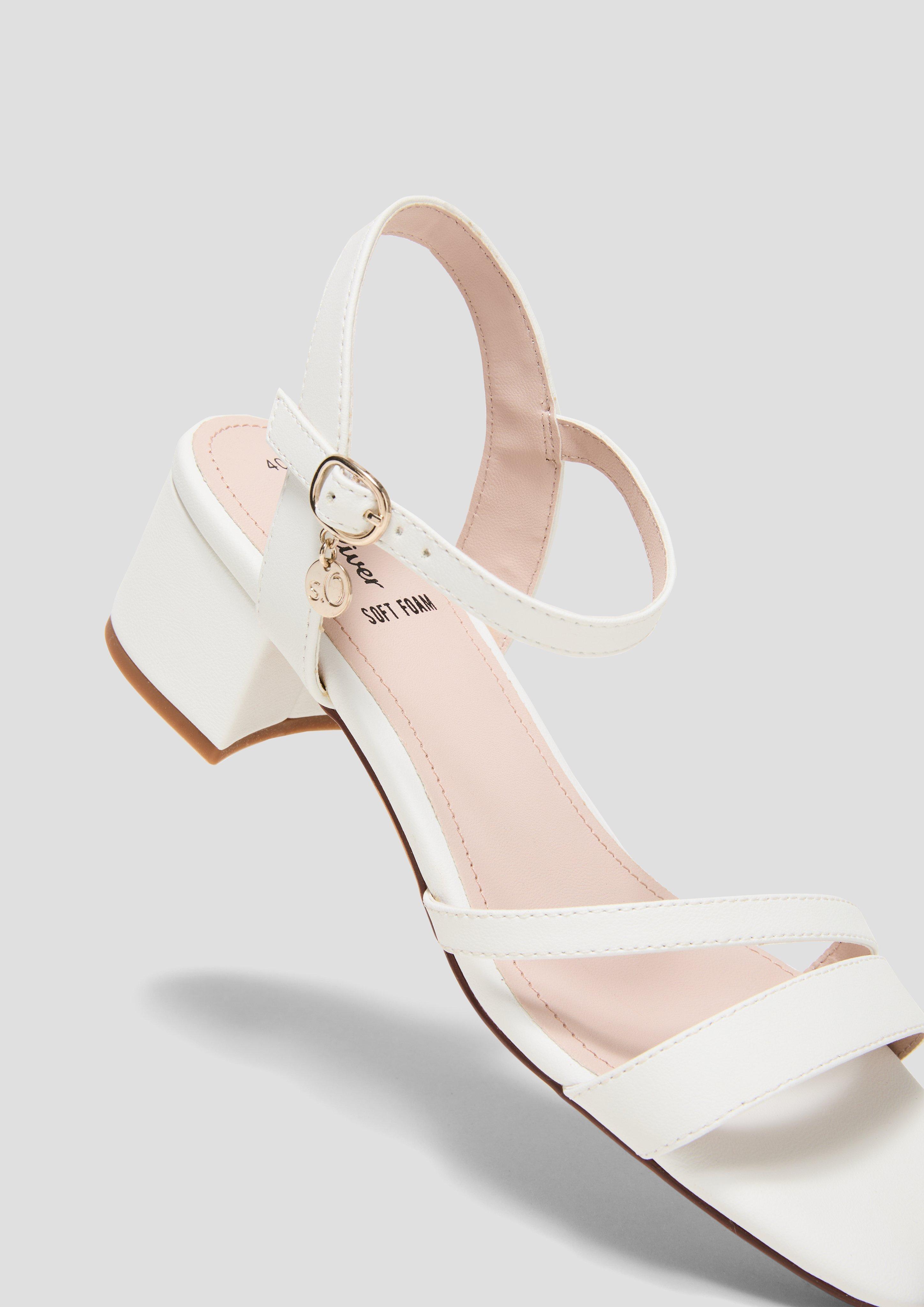 Sandalen in 100, 001, 410 & 110