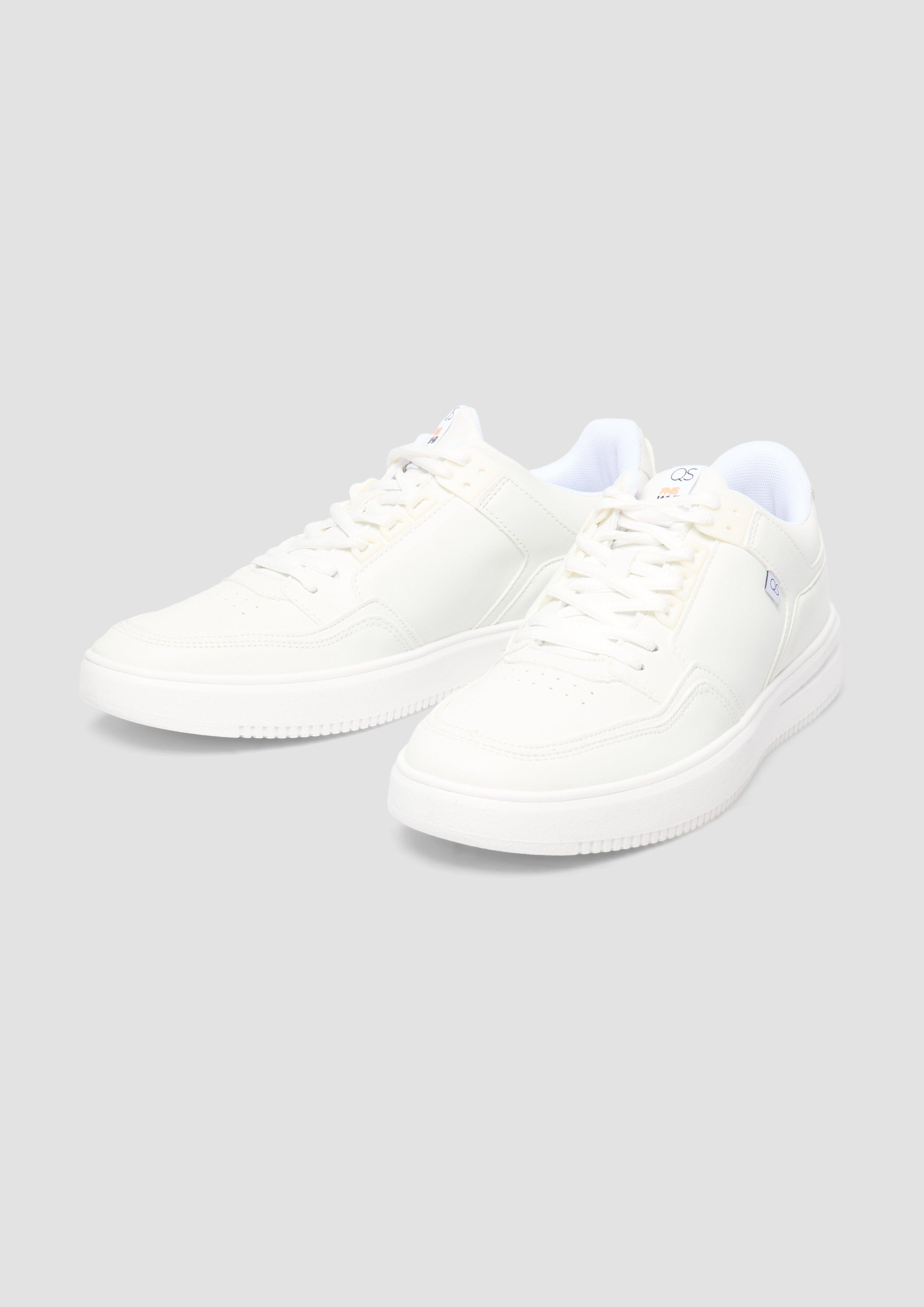 Čevlji z vezalkami in 100 & 001